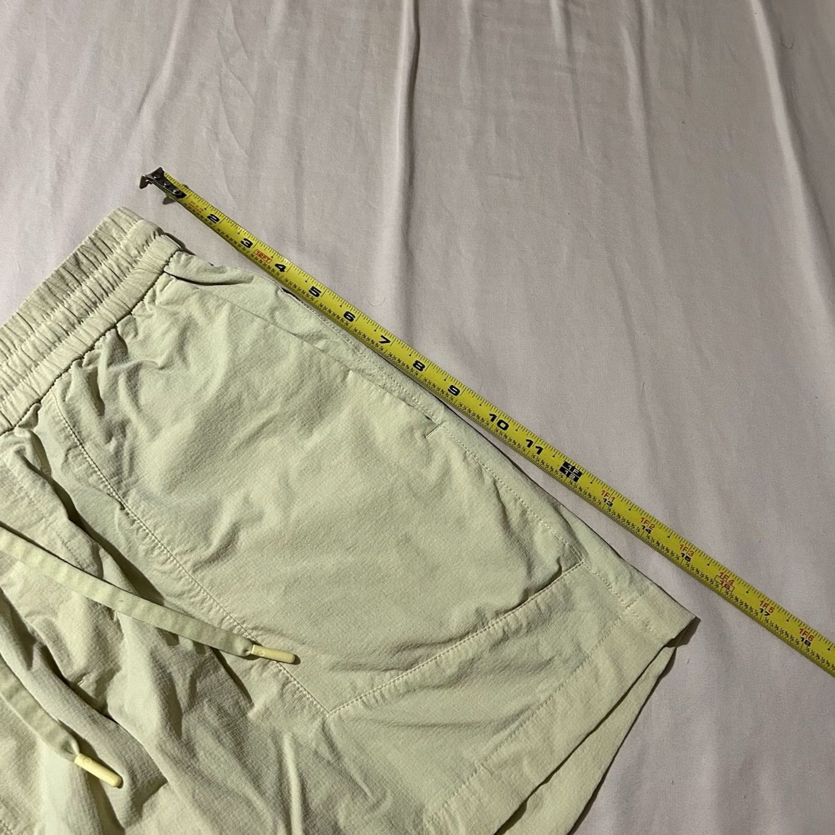 Lululemon Lululemon Bowline Shorts Women Pale Yellow M Regular Athletic Activewear Bowline Shorts Mens? Size 32" / US 10 / IT 46 - 6 Thumbnail