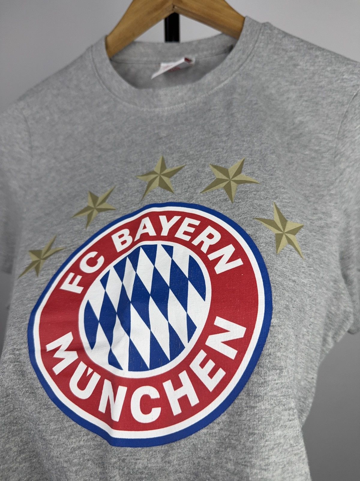 Vintage FC Bayern Munich MIA SAN MIA Crest Graphic T-Shirt Size US S / EU 44-46 / 1 - 5 Thumbnail