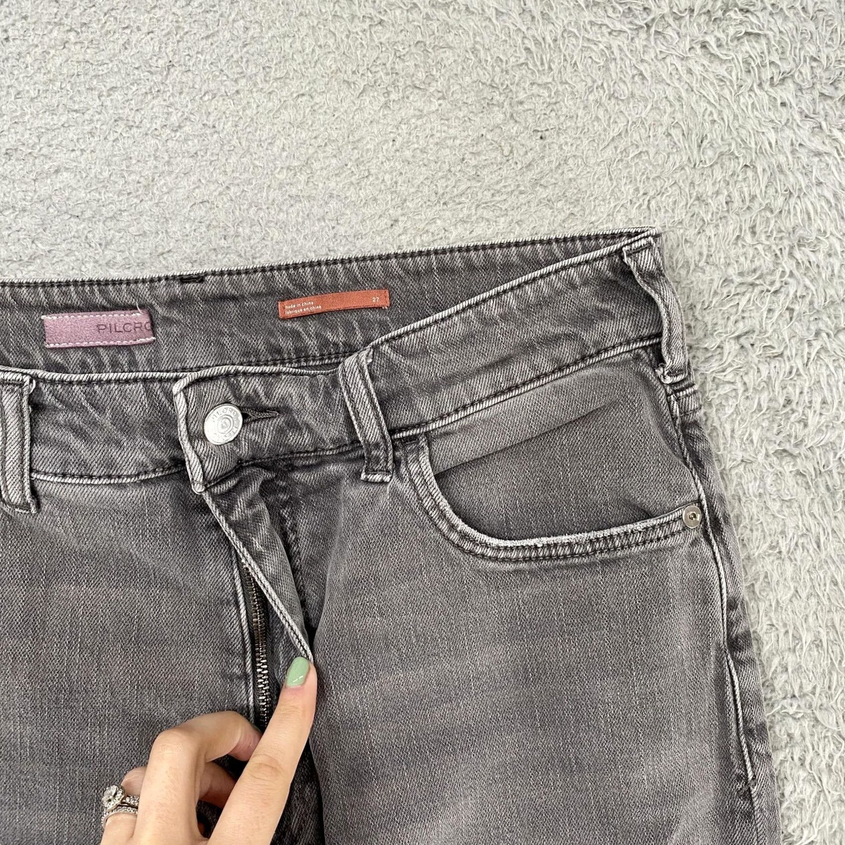 Vintage Pilcro Slouchy Jeans Womens 27 Charcoal Wash Mid Rise Distressed Stretch Denim Jeans for Women 27 in Gray Denim Size 27" / US 4 / IT 40 - 4 Thumbnail