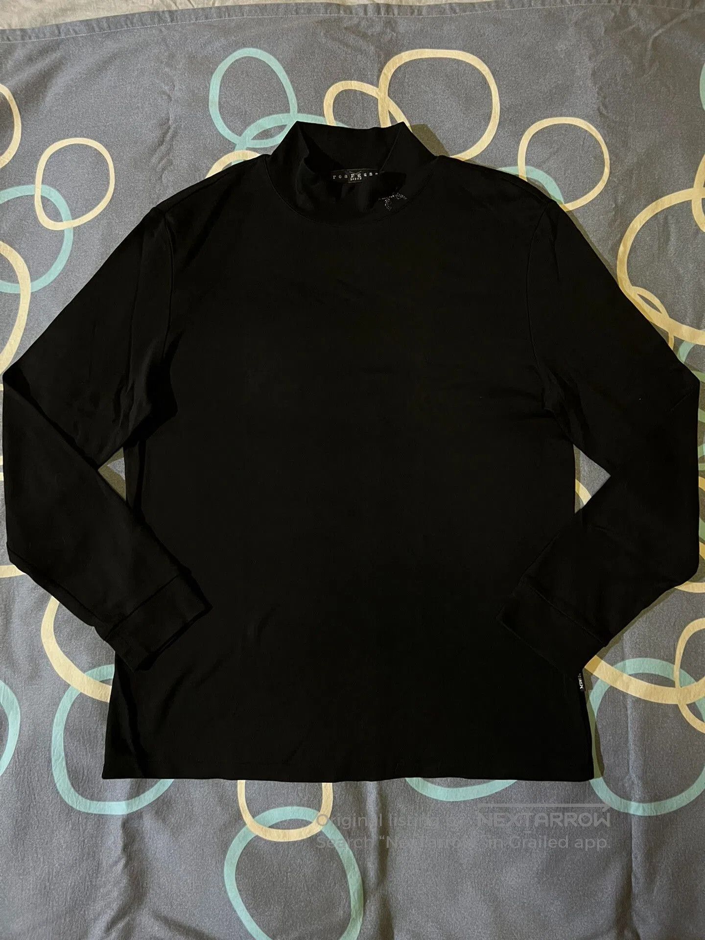 black high-neck sweatshirt with logo.