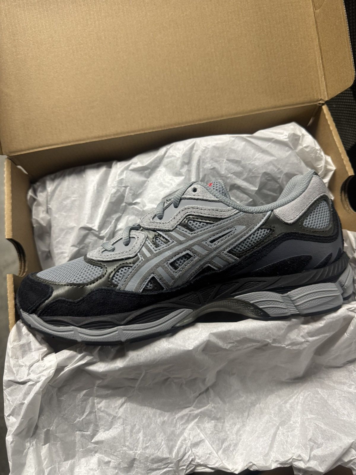 Asics Asics Black and Grey Gel NYC Size US 7.5 / EU 40-41 - 2 Thumbnail