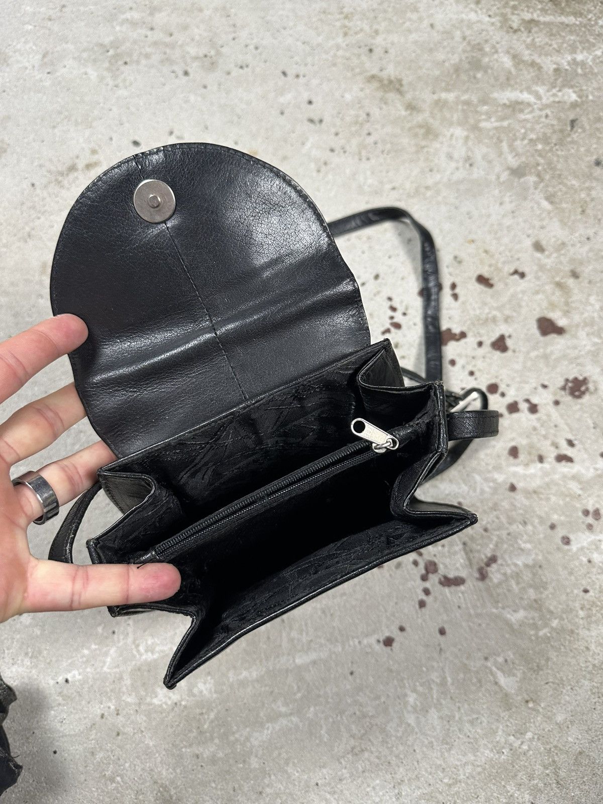 Japanese Brand Vintage Y2K Black Genuine Leather Messenger Crossbody Bag Size ONE SIZE - 8 Thumbnail