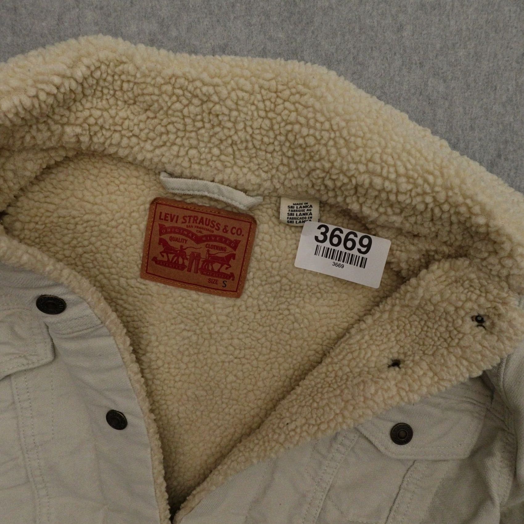 Levi's LEVI'S Jacket Womens Small Sherpa Lined Trucker Fleece Coat Short Beige Staple Basic Jacket Women Small 18X21 Size: Small Size S / US 4 / IT 40 - 4 Thumbnail