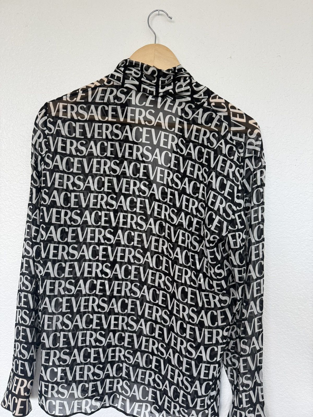 Versace Versace All Over Logo Printed Shirt Men's Size 42 Size US XS / EU 42 / 0 - 6 Thumbnail