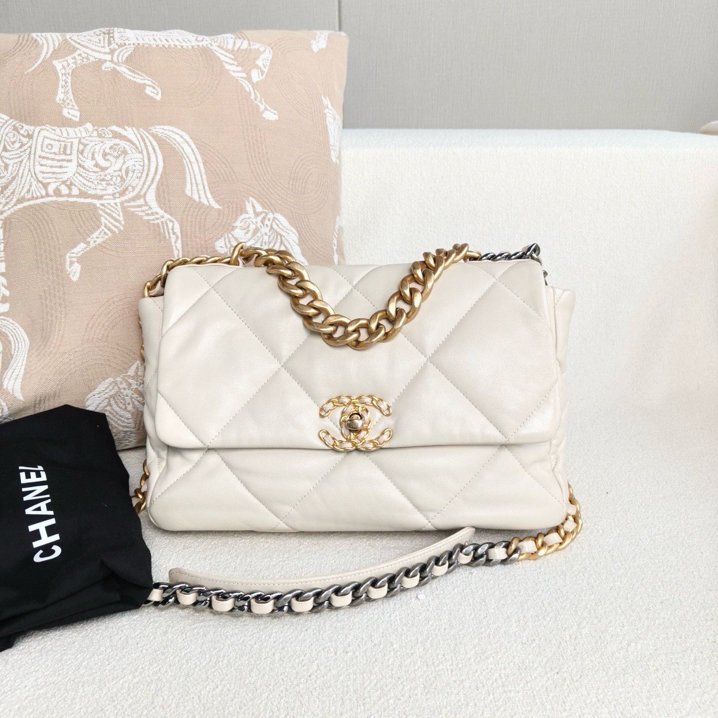 Chanel Pre-loved Bag Very good condition Size ONE SIZE - 1 Thumbnail