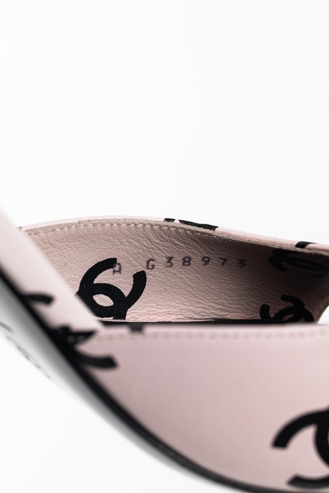 Chanel Chanel 22S Light Pink CC-Print Leather Sandals Size US 8 / IT 38 - 11 Thumbnail