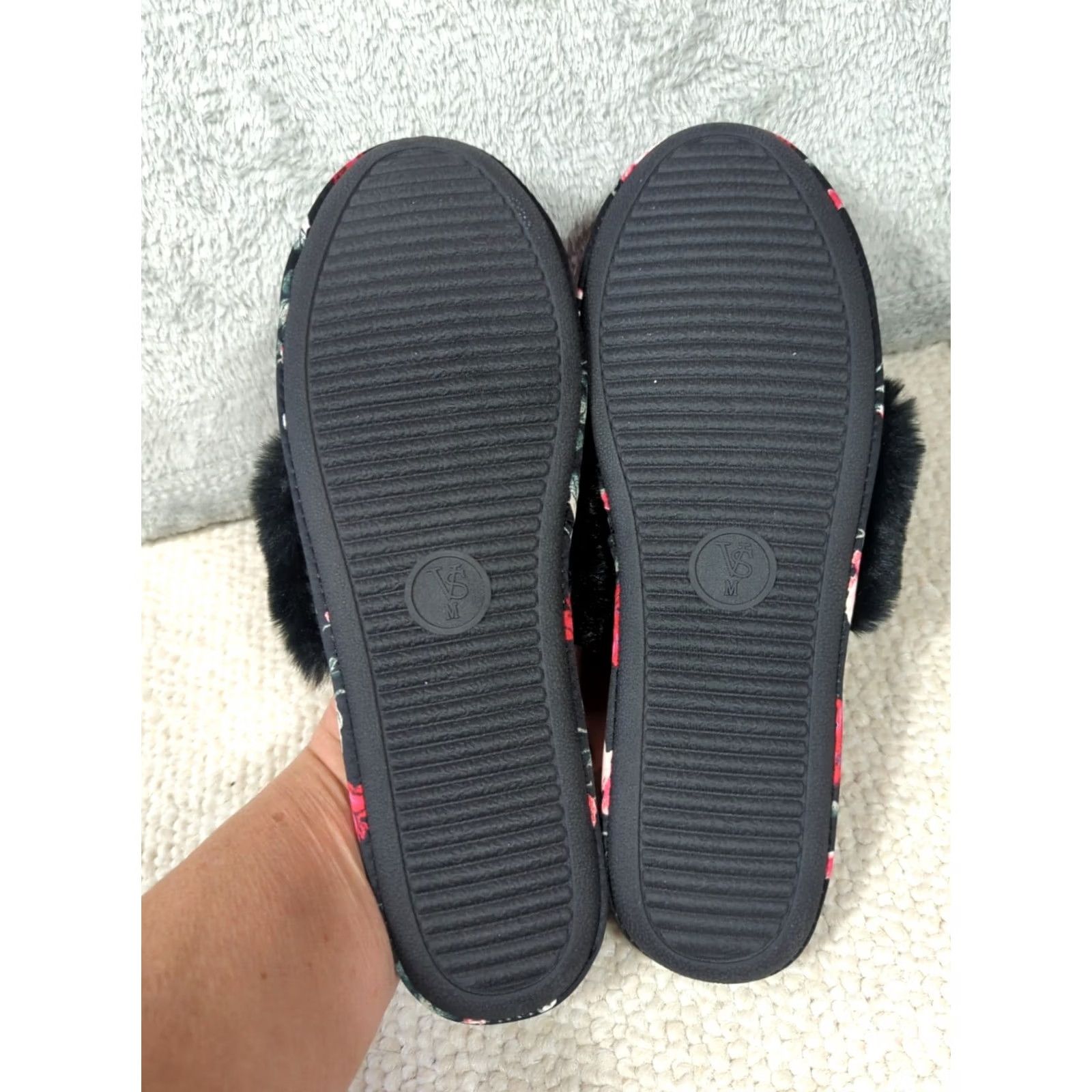 Victoria's Secret Victoria's Secret Satin Roses Slippers Women Medium 7/8 Red Black Faux Fur Slip-On Cushioned Comfort Size ONE SIZE - 4 Thumbnail