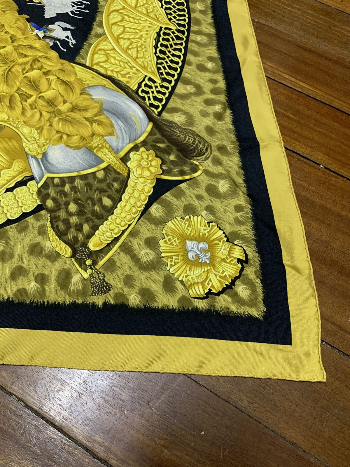 Hermes × Vintage Rare Hermes Silk Scarf Casques Et Plumets Royal Eagle Gold Size ONE SIZE - 4 Thumbnail