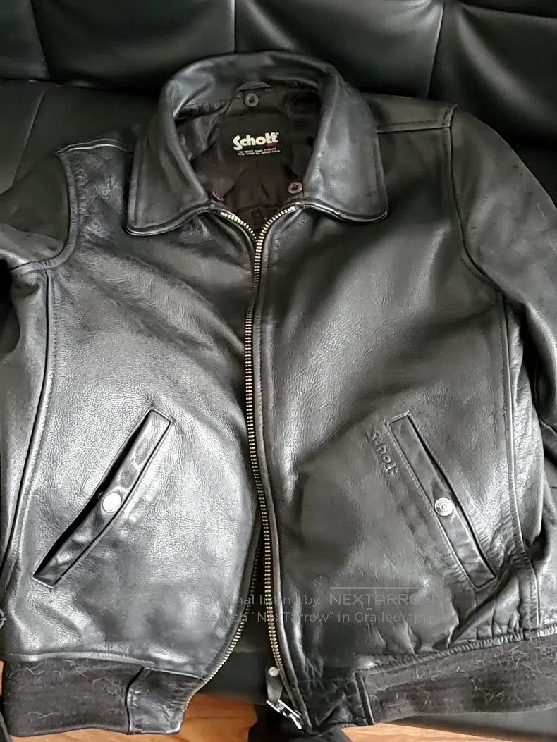 Leather jacket with lapel zipper