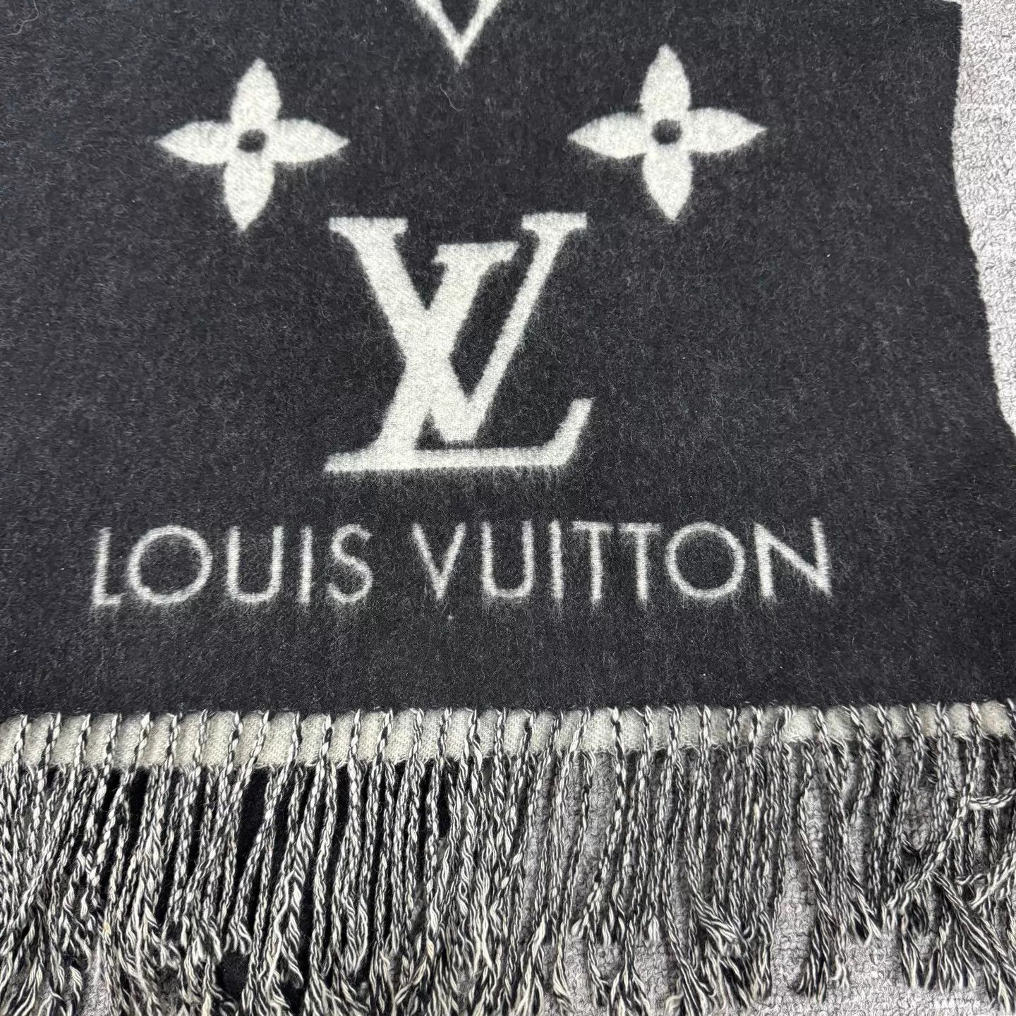 Louis Vuitton LV Monogram Jacquard Double-Sided Cashmere Scarf 99 Size ONE SIZE - 4 Thumbnail