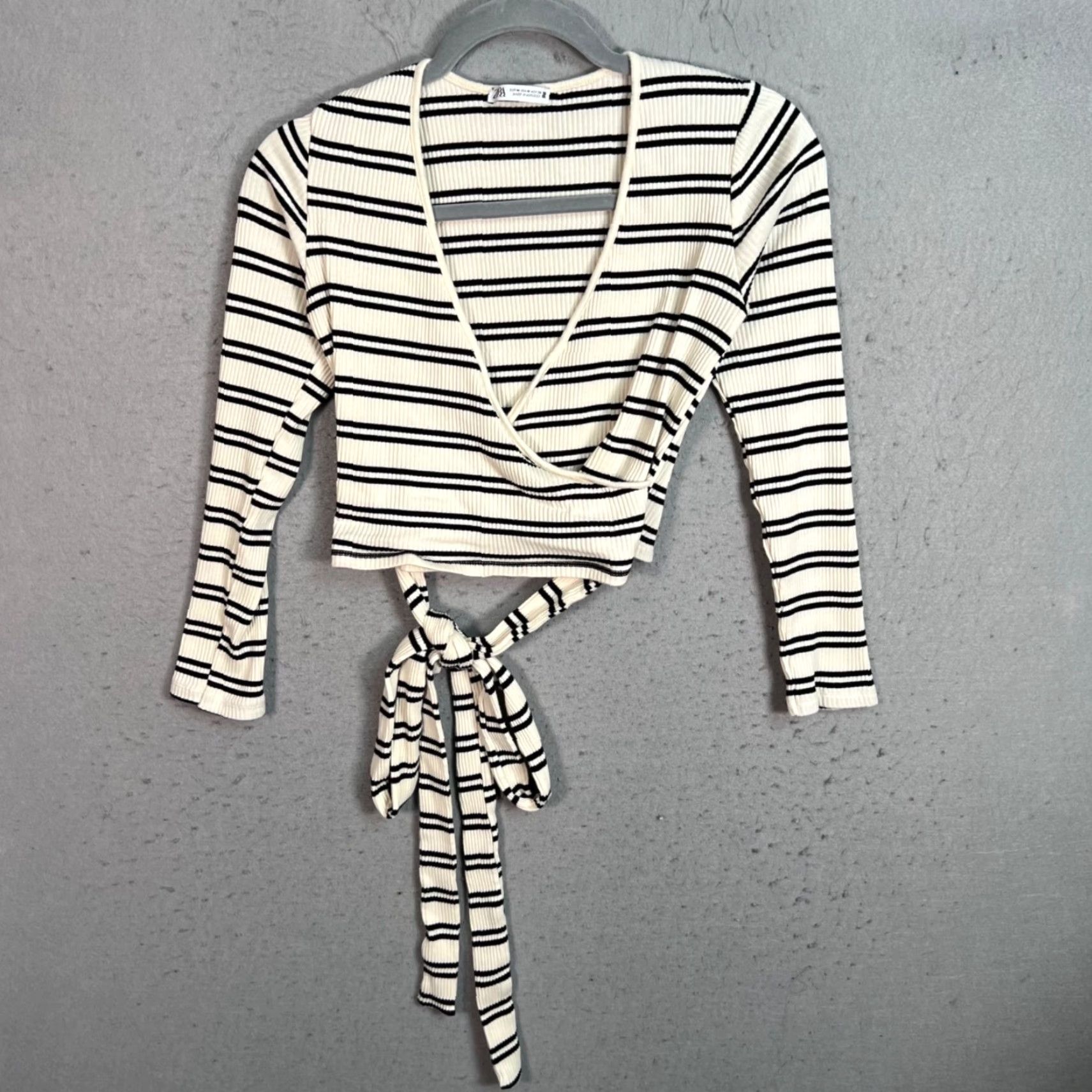 Zara Zara Blouse Shirt Striped Long Sleeve Knit V-Neck Cotton Polyester Black White Womens M Medium Casual Size M / US 6-8 / IT 42-44 - 2 Thumbnail