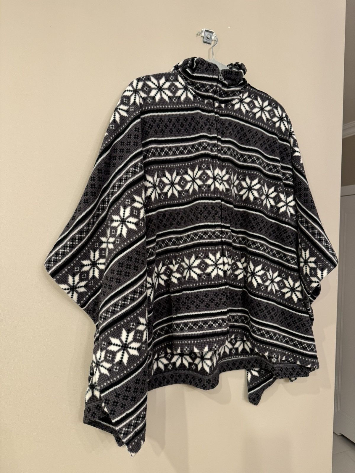 Uniqlo Uniqlo Poncho warm winter item sweater hoodie Size US L / EU 52-54 / 3 - 2 Thumbnail