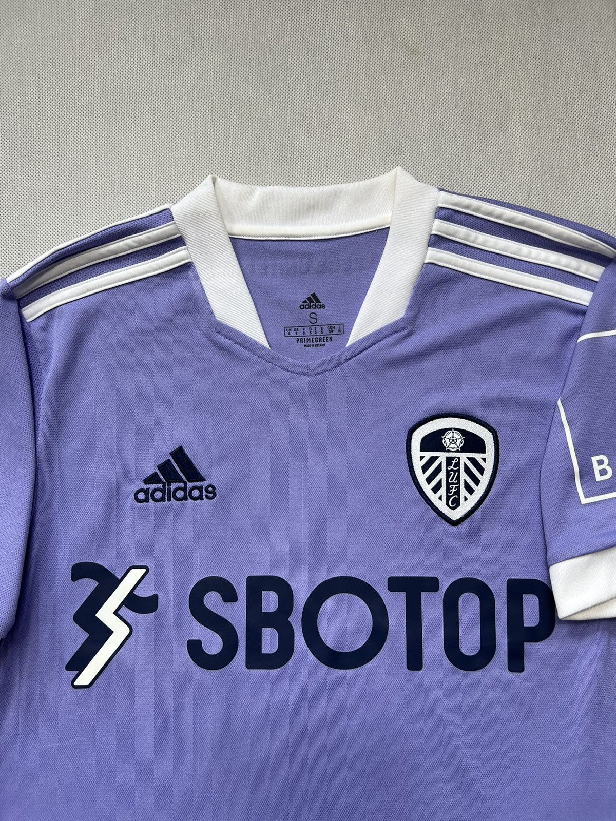 Adidas Adidas Leeds United 2021/2022 Soccer Jersey Size US S / EU 44-46 / 1 - 2 Thumbnail