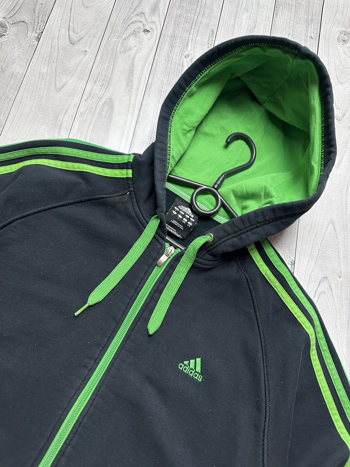 Adidas × Vintage Vintage adidas performance essentials size L green stripes Size US L / EU 52-54 / 3 - 4 Thumbnail