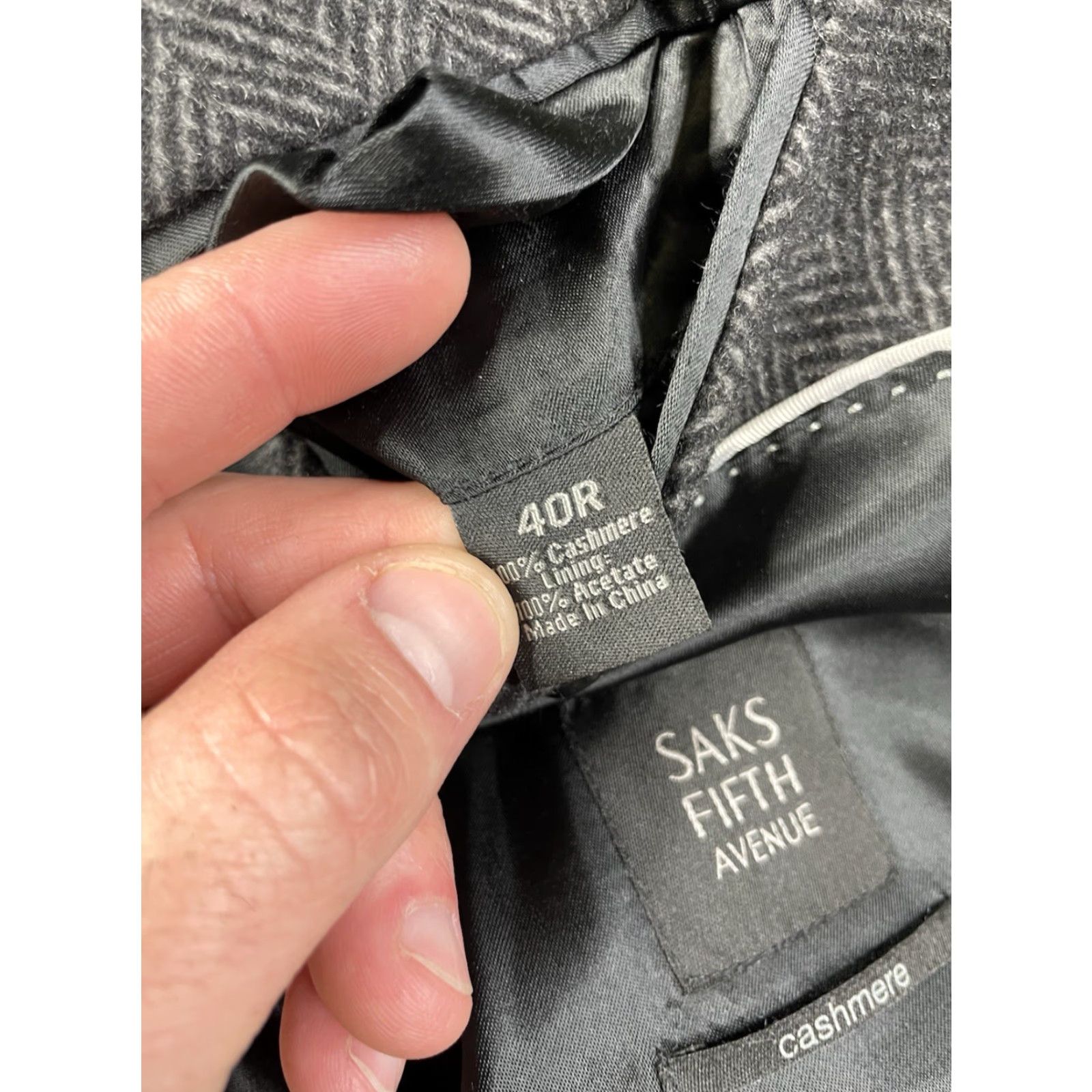 Saks Fifth Avenue VINTAGE Saks Fifth Avenue 100% Cashmere Mens 40R Long Herringbone Overcoat Gray Jacket Size US XXS / EU 40 - 5 Thumbnail