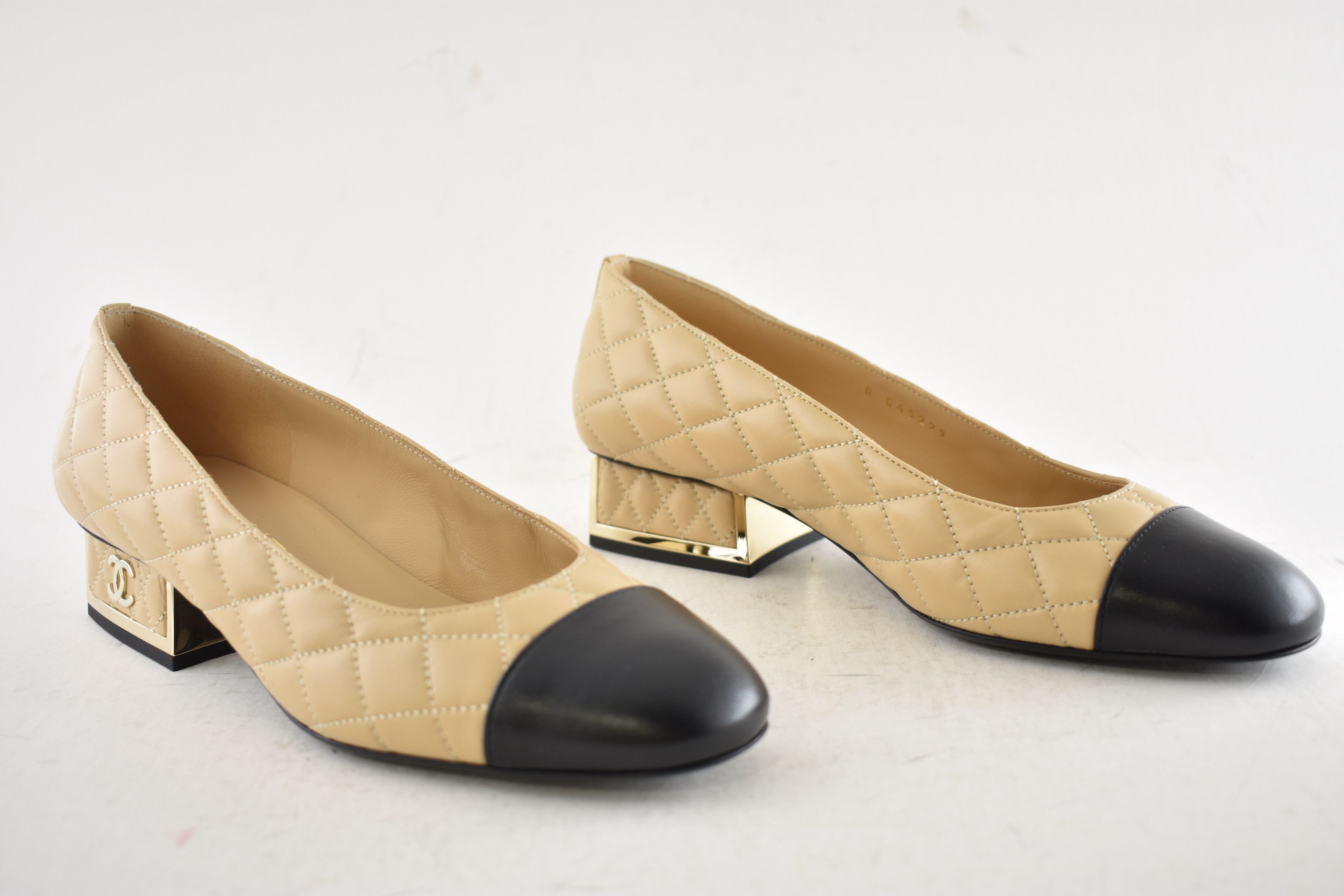 Chanel Chanel 24B Beige Lambskin Quilted Gold Block Heel Pumps 38.5 Size US 8.5 / IT 38.5 - 3 Thumbnail