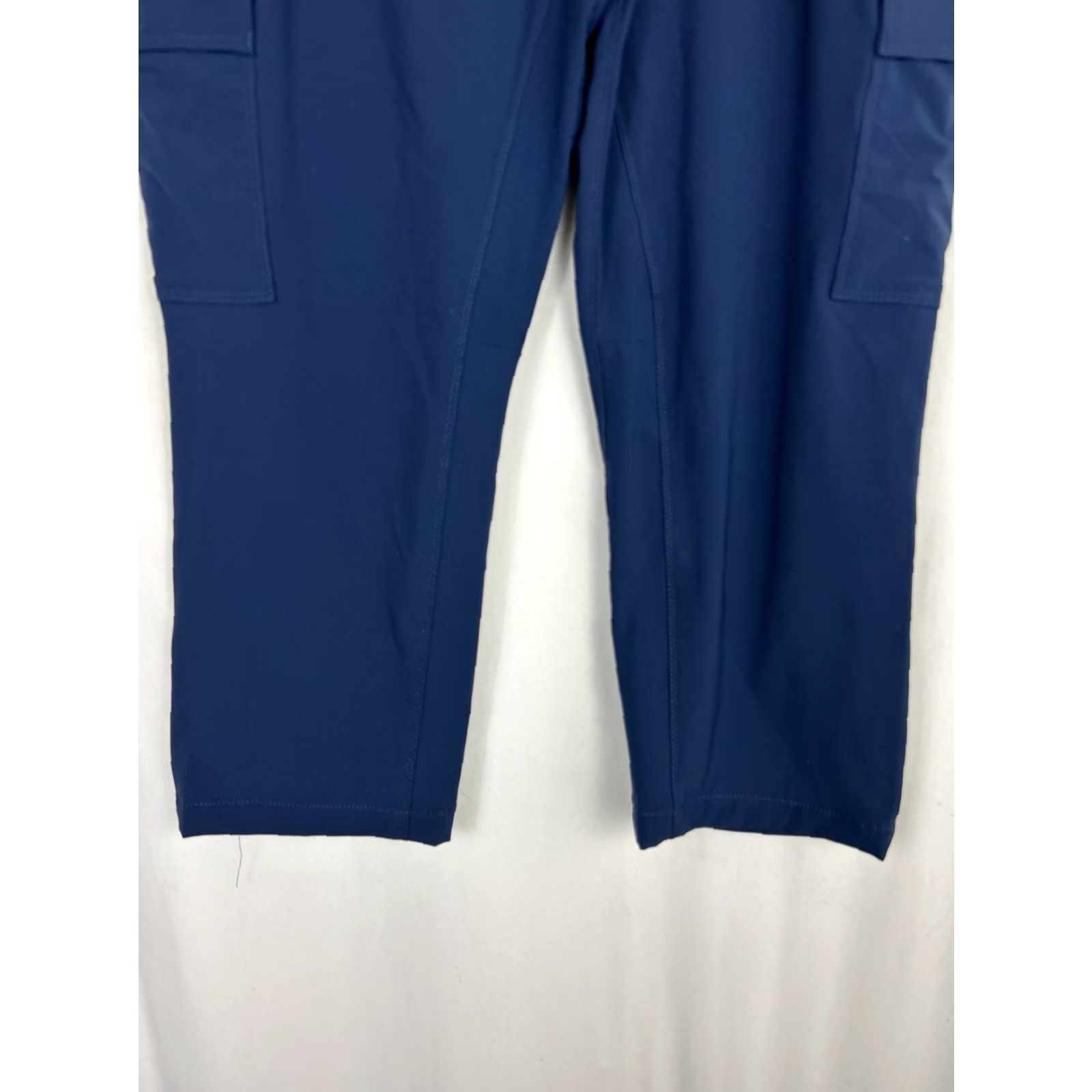 Eddie Bauer Eddie Bauer Womens Size 16 Travex Belted Navy Pants Cargo Cropped 36x23 Size 38" / US 16 / IT 52 - 2 Thumbnail
