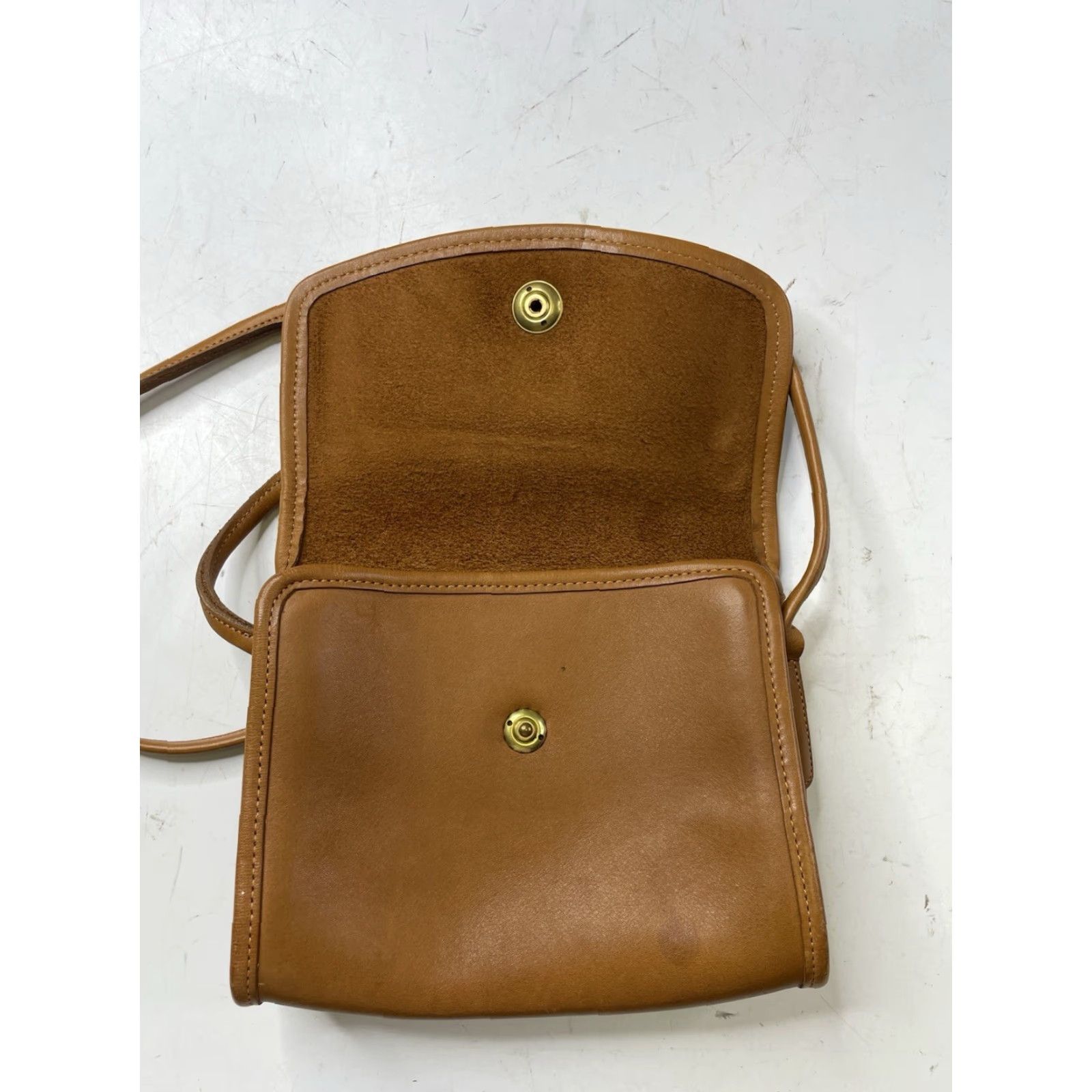 Coach VINTAGE Coach Chrystie Tan Leather Bag Satchel Flap Brass Hardware Crossbody Bag Charm Brown Leather Women/Men? Unisex Adults Size ONE SIZE - 6 Thumbnail