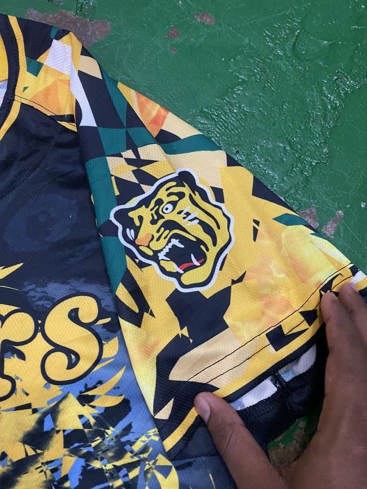 MLB Rare❗️ HANSHIN TIGERS × MIZUNO JAPAN FULL PRINT JERSEY SHIRT Size US M / EU 48-50 / 2 - 6 Thumbnail