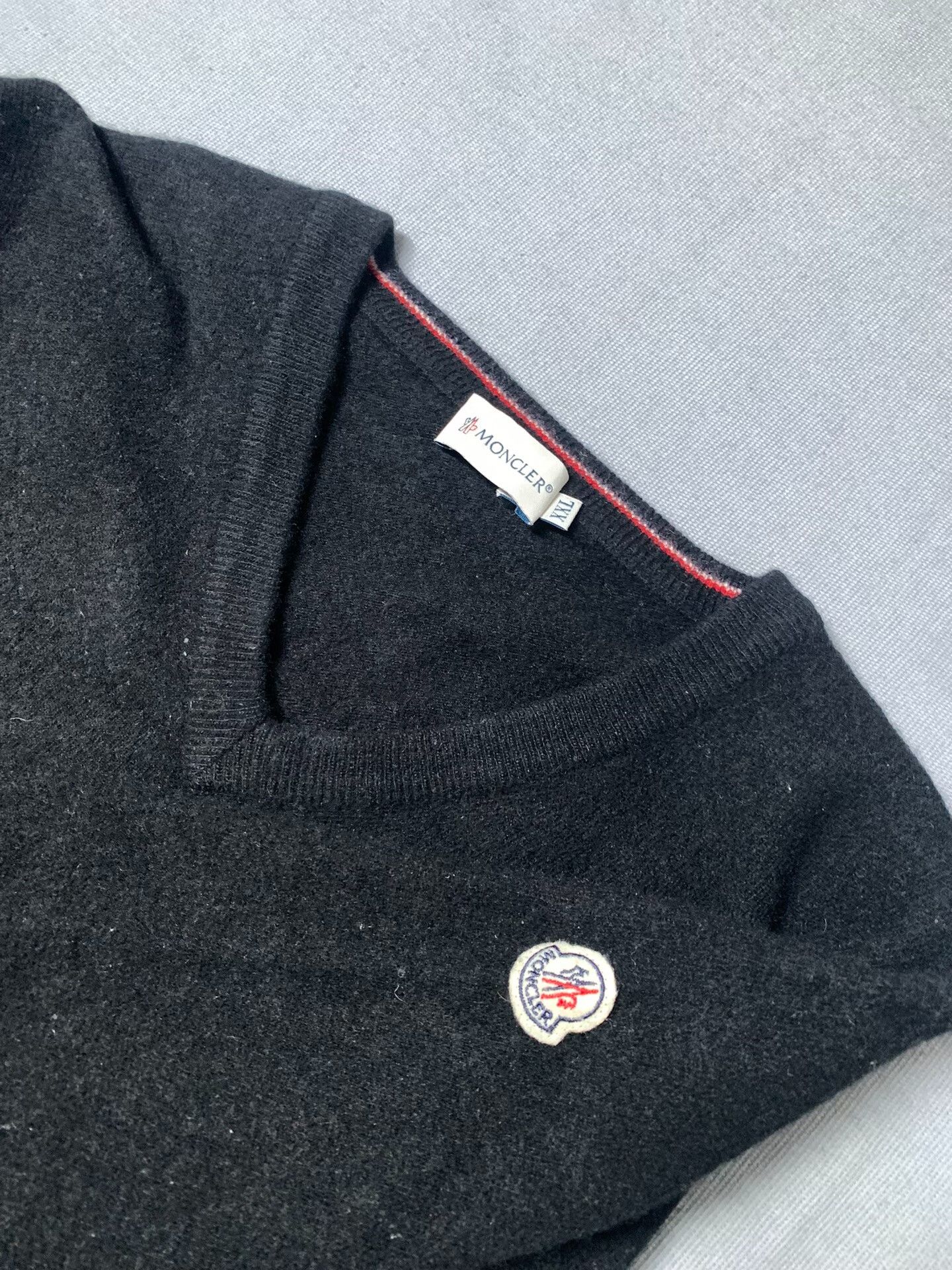 Moncler Moncler V-neck Logo Stripe Sweater Size US XXL / EU 58 / 5 - 1 Thumbnail