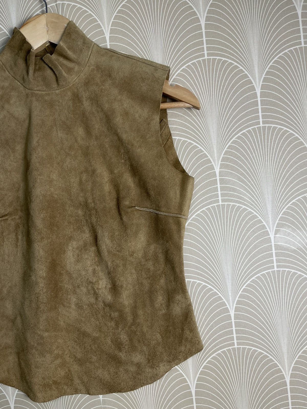 Japanese Brand × Vintage VINTAGE HOLONIC COWHIDE SUEDE LEATHER SLEEVELESS JACKET Size S / US 4 / IT 40 - 13 Thumbnail