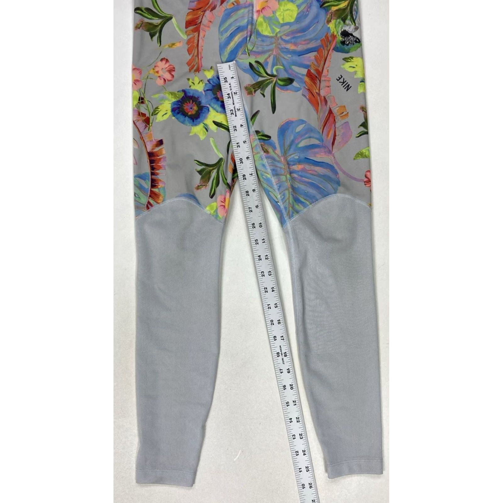 Nike VINTAGE Nike Power Floral Print 7/8 Training Leggings Women Small Gray AR0776 043 Size 28" / US 6 / IT 42 - 8 Thumbnail