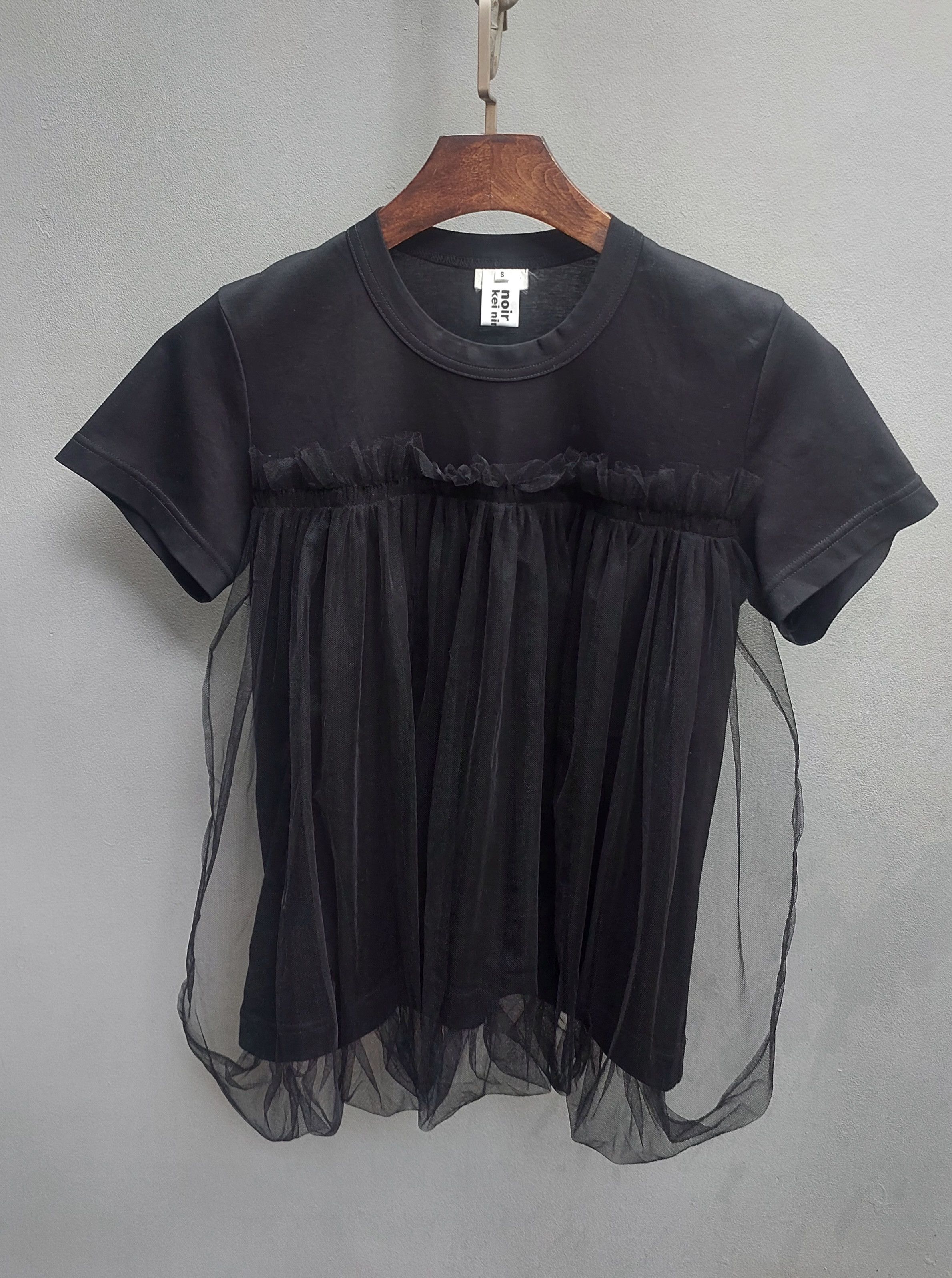 Noir Kei Ninomiya Noir Kei Ninomiya Cotton with sheer gathered tulle overlay Size S / US 4 / IT 40 - 6 Thumbnail