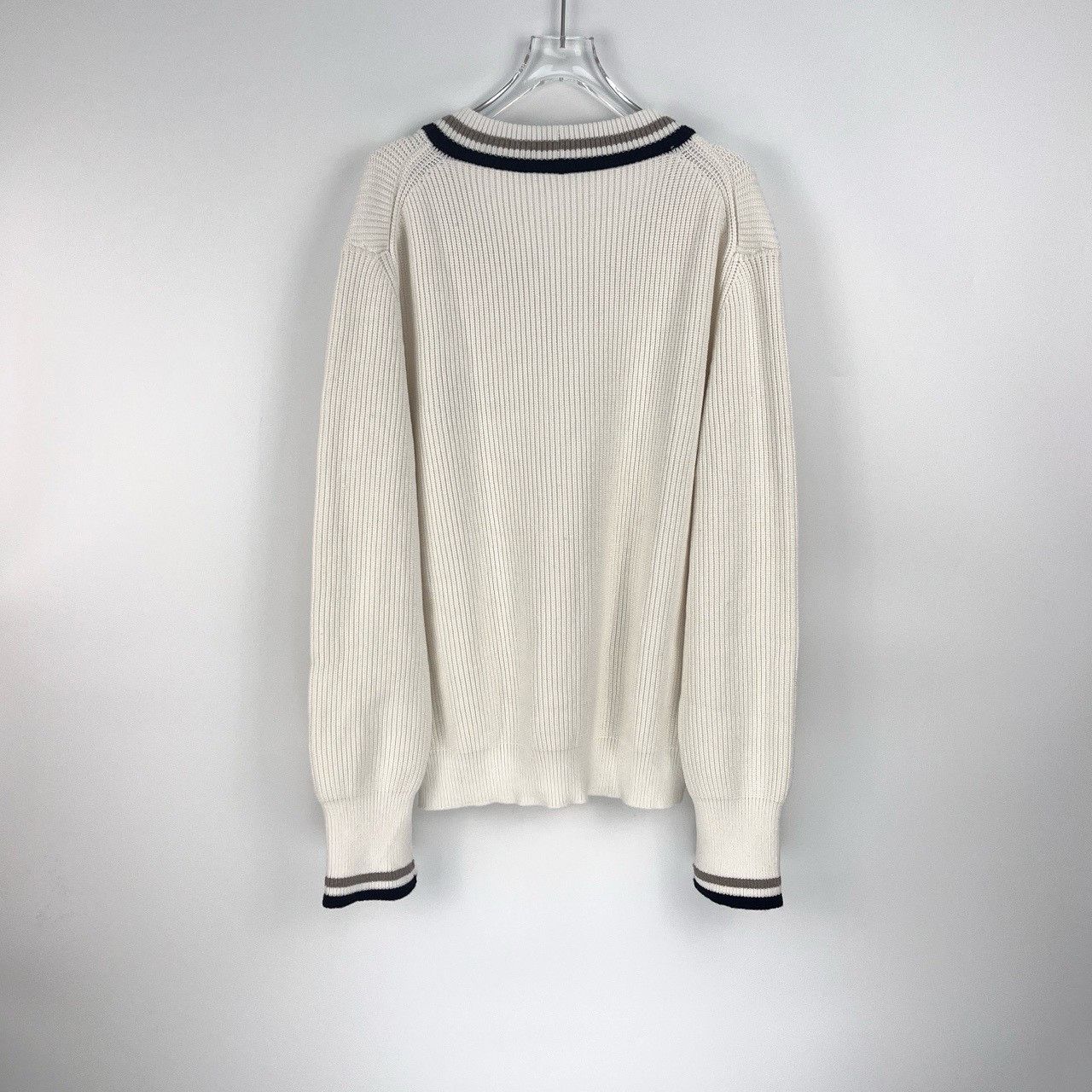 Louis Vuitton Louis Vuitton Creamy white monogrammed logo small V-neck wo Size US M / EU 48-50 / 2 - 4 Thumbnail