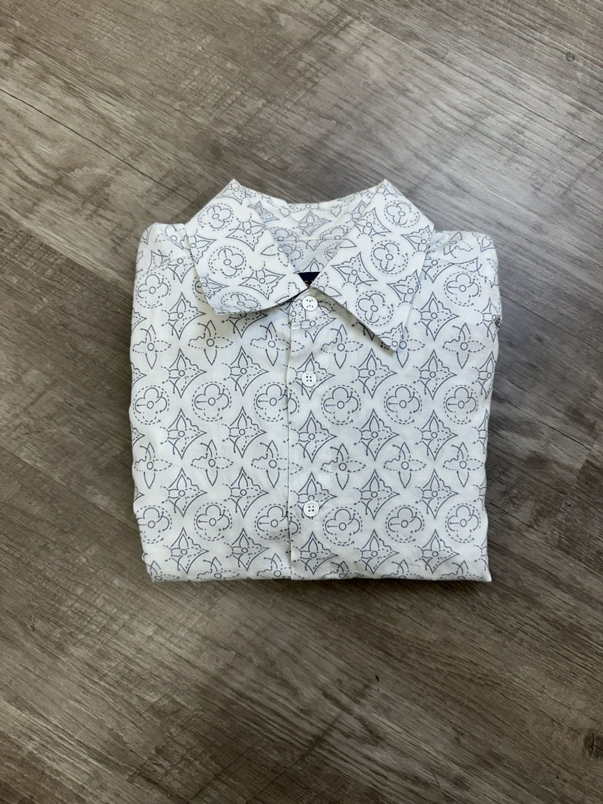 Louis Vuitton × NBA LOUIS VUITTON x NBA FIL COUPE SIGNATURE SHIRT (FW21) Size US S / EU 44-46 / 1 - 4 Thumbnail