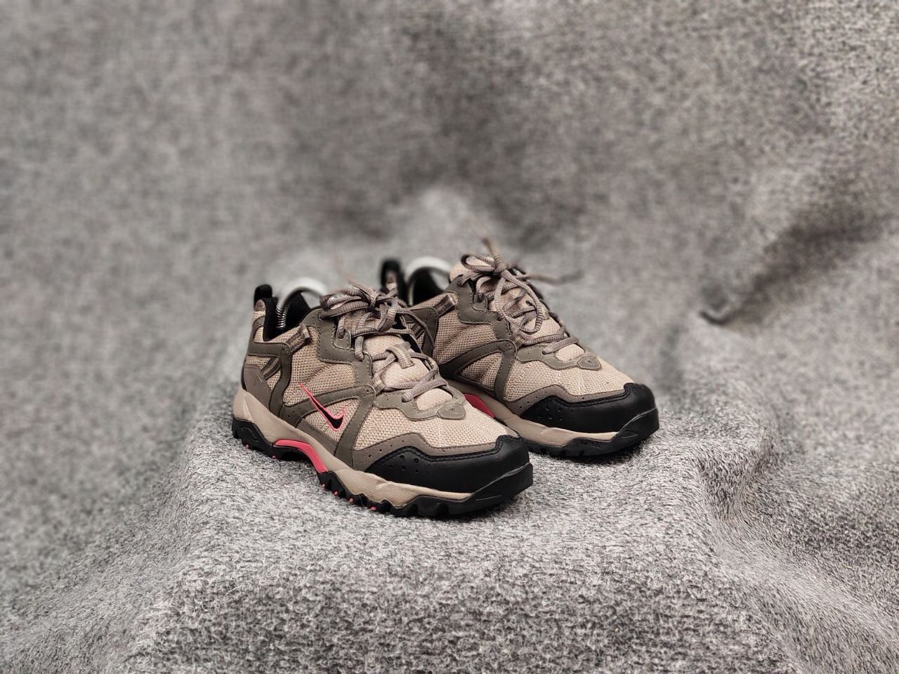 Nike ACG Vintage Nike ACG All-Trac Hiking Women's Sneaker Size US 7 / IT 37 - 2 Thumbnail