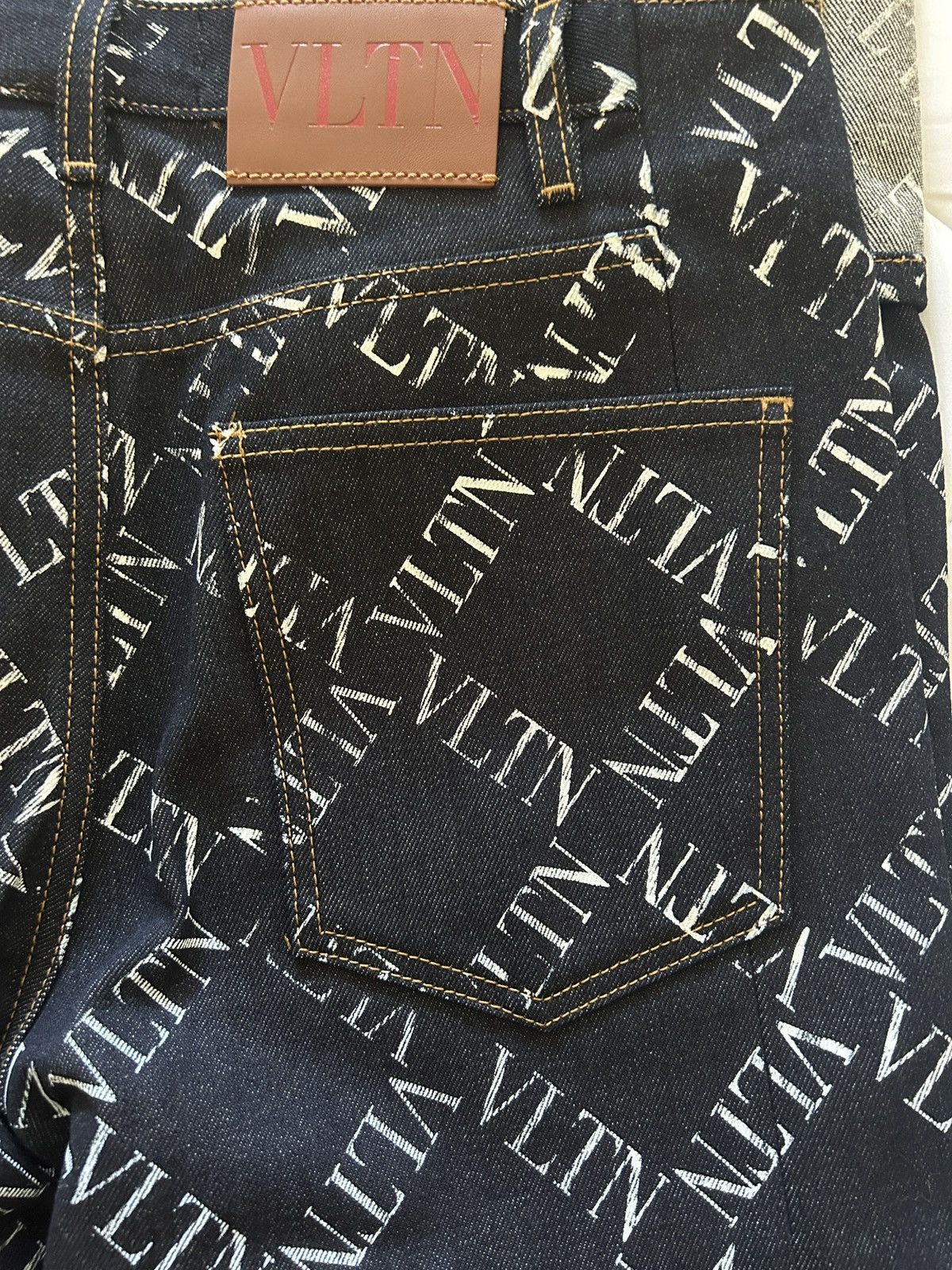 Valentino Valentino Garavani all over print Logo Jeans denim 🇮🇹 VLTN Size US 31 - 7 Thumbnail