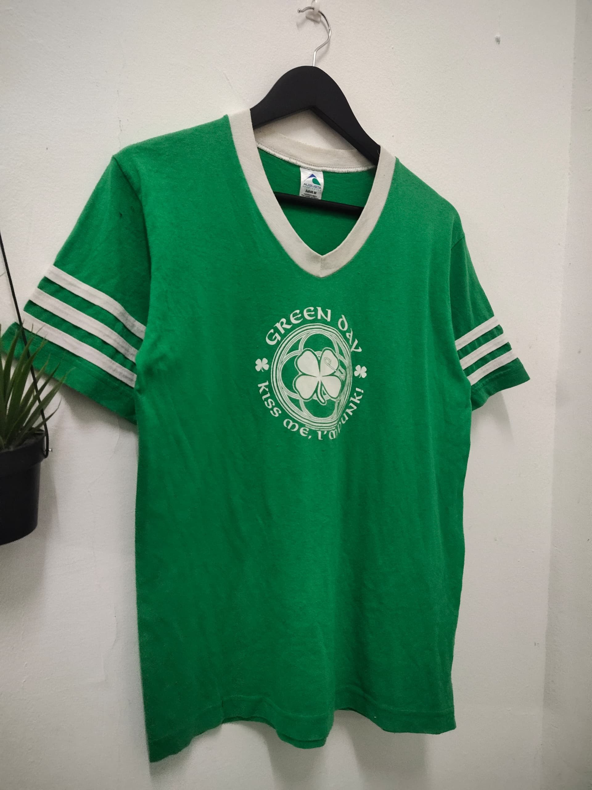 Band Tees Vintage GREEN DAY rock band t shirt v neck Size US M / EU 48-50 / 2 - 2 Thumbnail