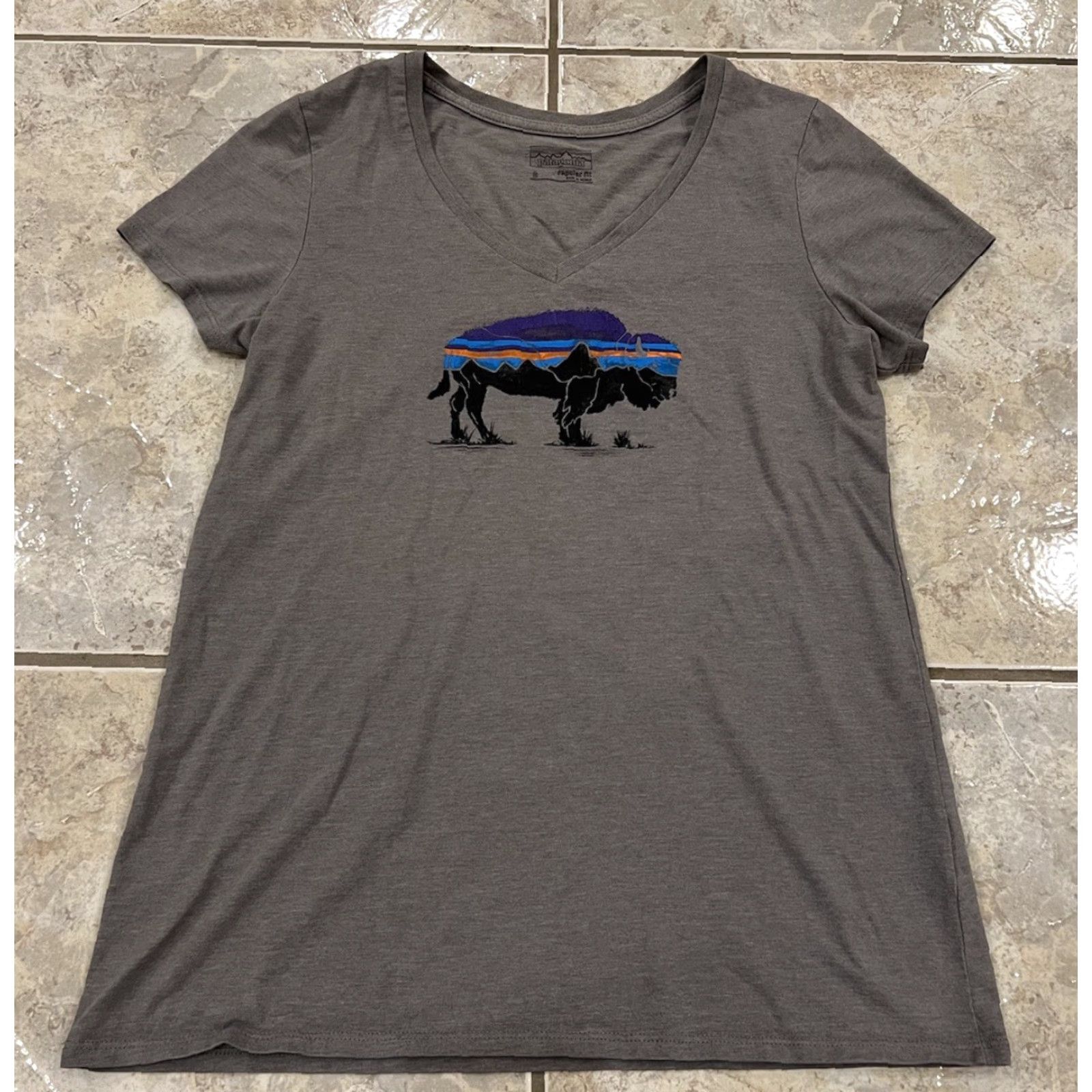 Patagonia Patagonia Women’s Small Shirt Fitz Roy Bison Gray V-Neck T-Shirt Casual Outdoor Cotton Short Sleeve Summer Regular Fit Size S / US 4 / IT 40 - 5 Thumbnail