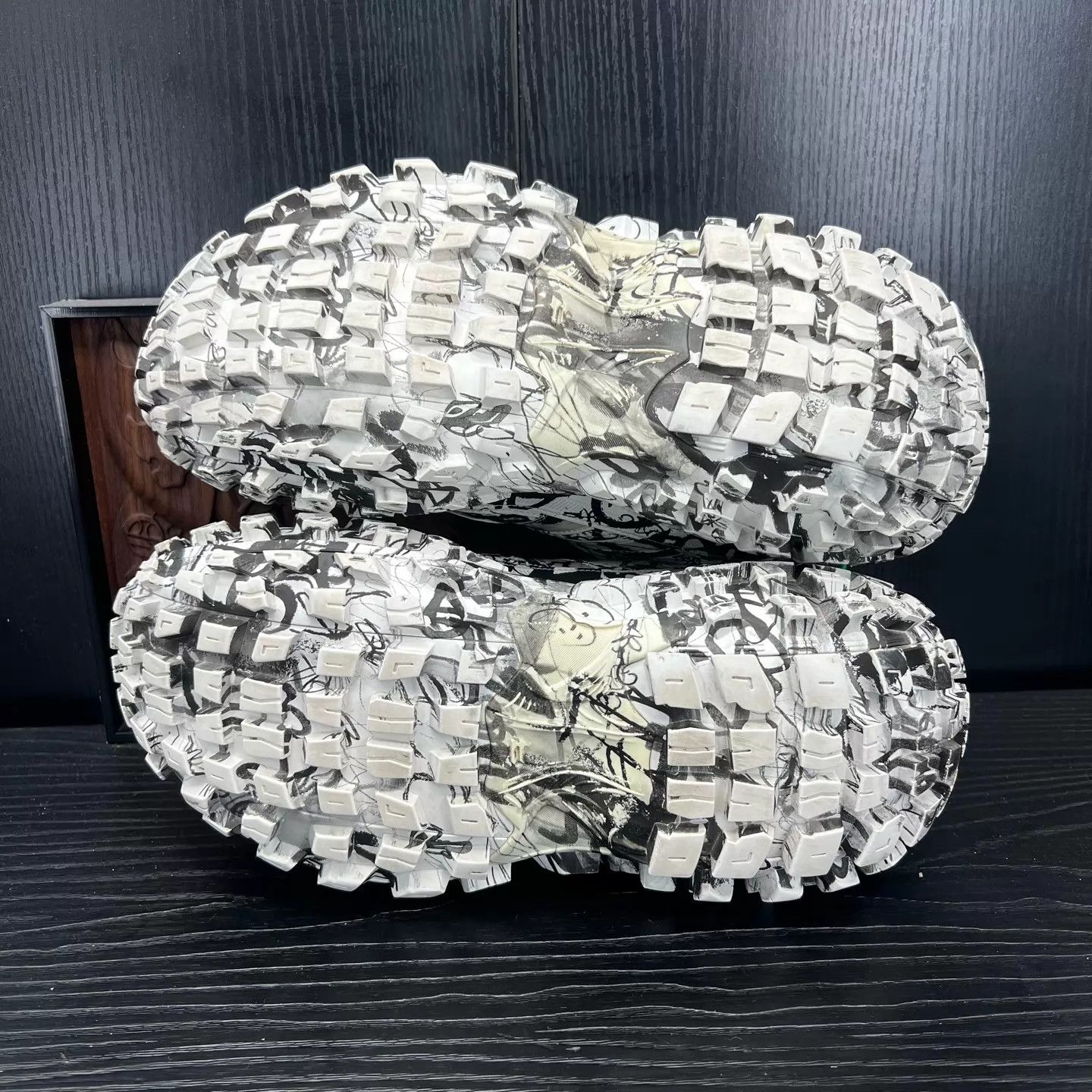 Balenciaga Balenciaga Tire Sneaker Doodle Print 45 Worn Once Like New Size US 12 / EU 45 - 4 Thumbnail
