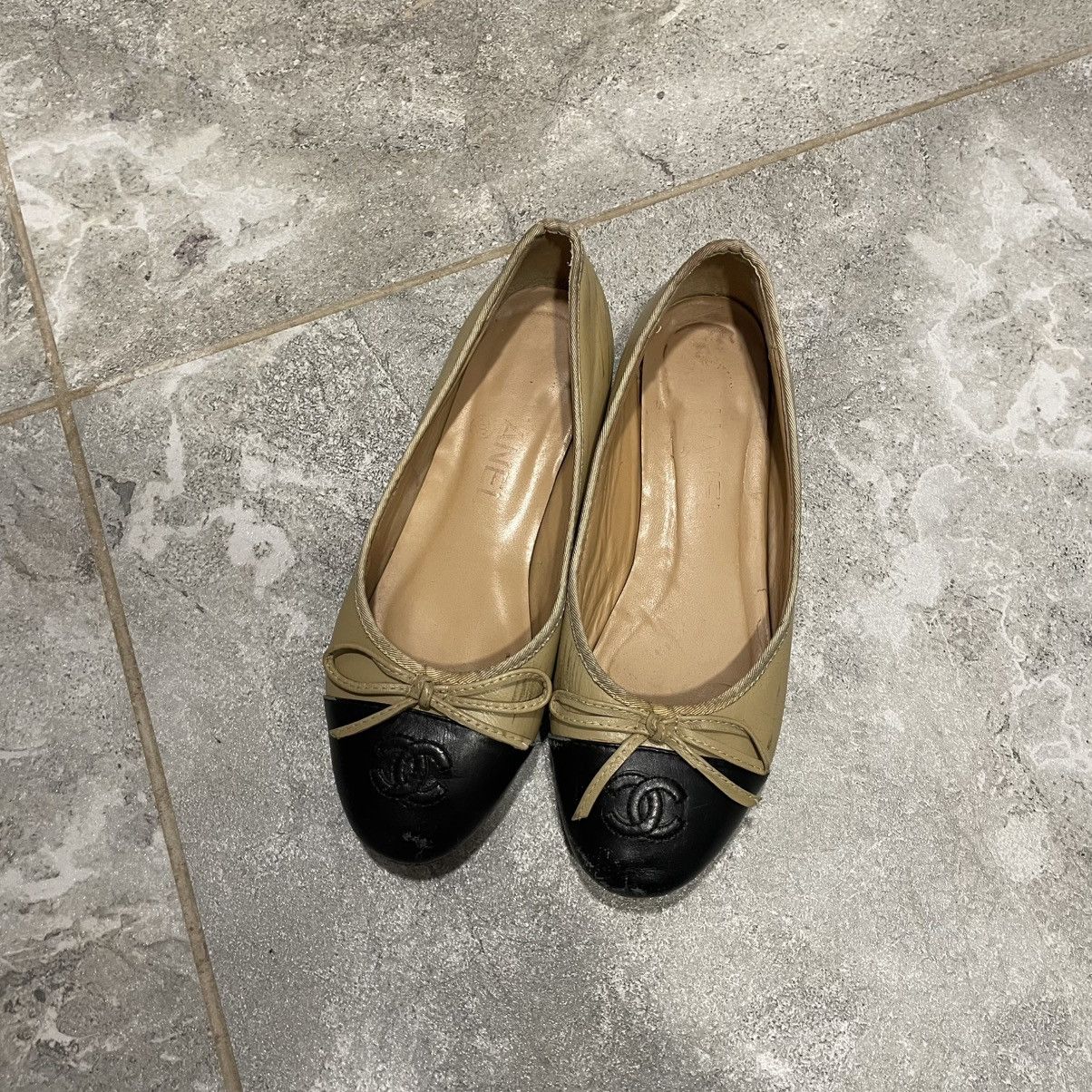 Espadrilles Chanel Ballet Flat beige Black Leather ballerina