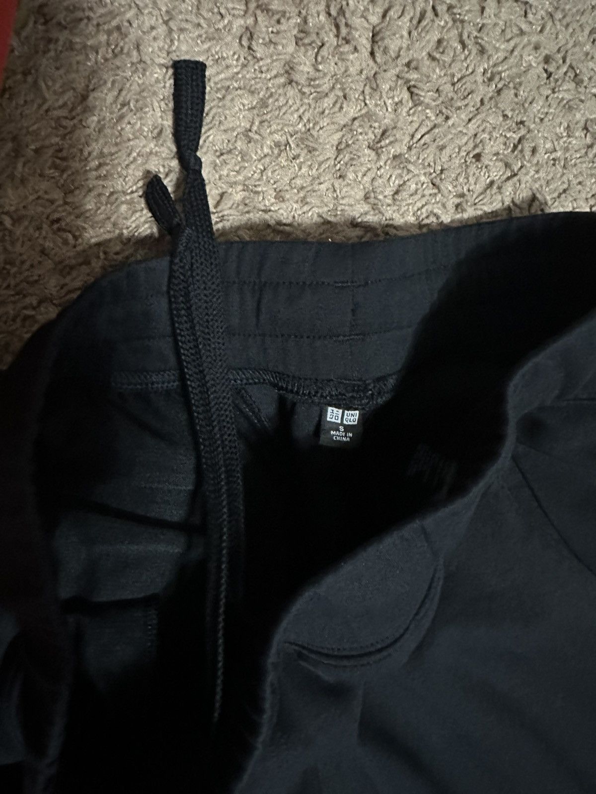 Uniqlo Uniqlo black regular joggers/sweatpants size small used Size US 28 / EU 44 - 4 Thumbnail