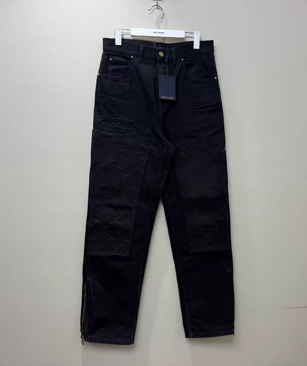 Louis Vuitton louis vuitton embossed logo black denim pants Size US 30 / EU 46 - 1 Thumbnail