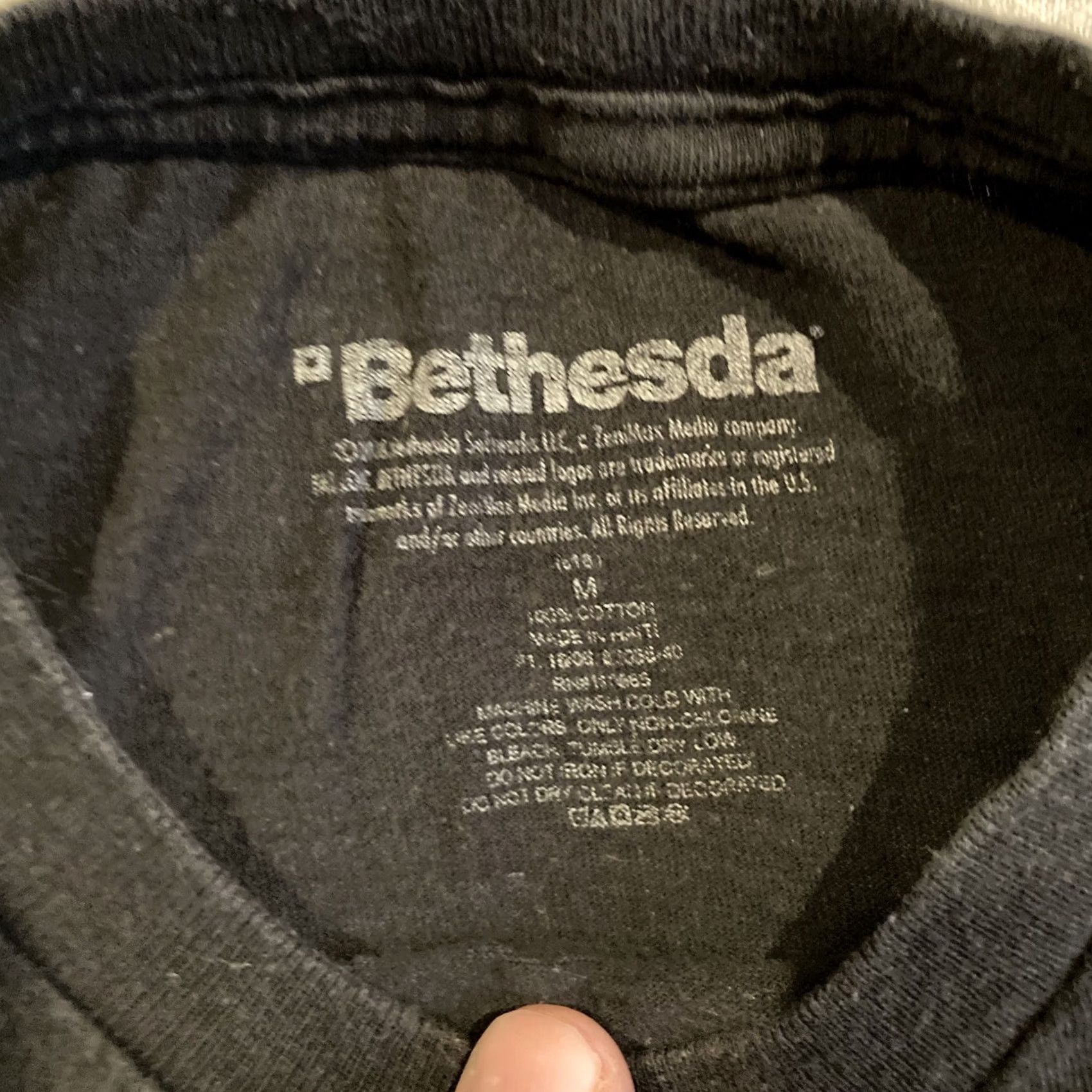 Vintage VINTAGE Fallout Shelter - 2016 - Bethesda T Shirt - Front Vault Boy Graphic - Mens Med Shirt Size US M / EU 48-50 / 2 - 3 Thumbnail
