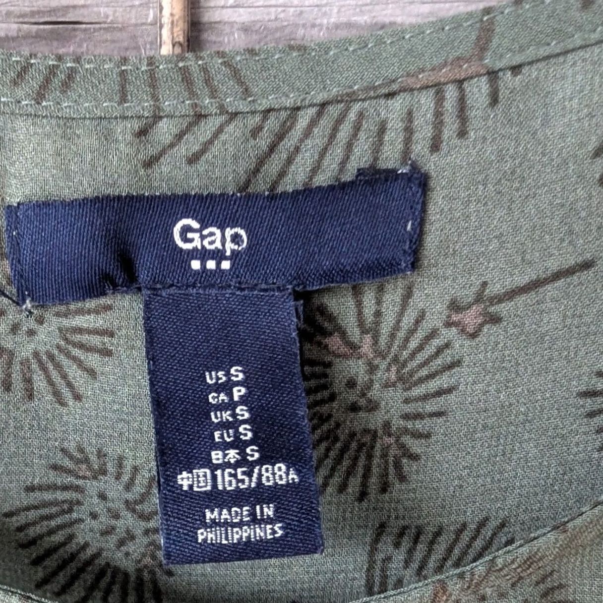 Gap Gap Blouse Short Sleeve Abstract Sunburst Print Olive Green Women Sz S Slit Back Split Back Round Neck Size S / US 4 / IT 40 - 6 Thumbnail