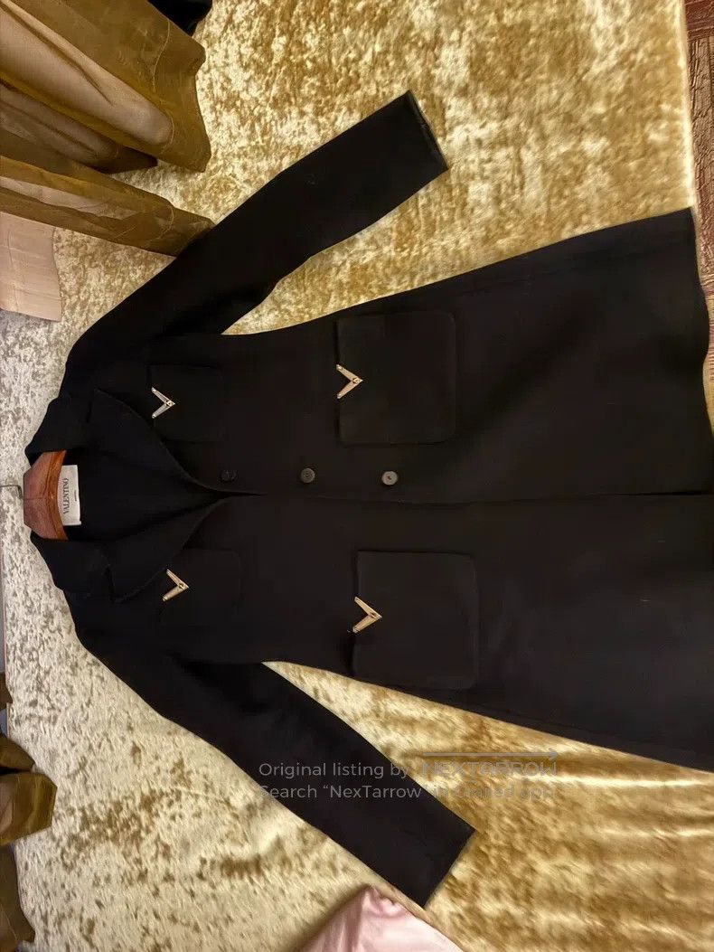 Valentino Valentino V-shaped badge coat Size L / US 10 / IT 46 - 1 Thumbnail