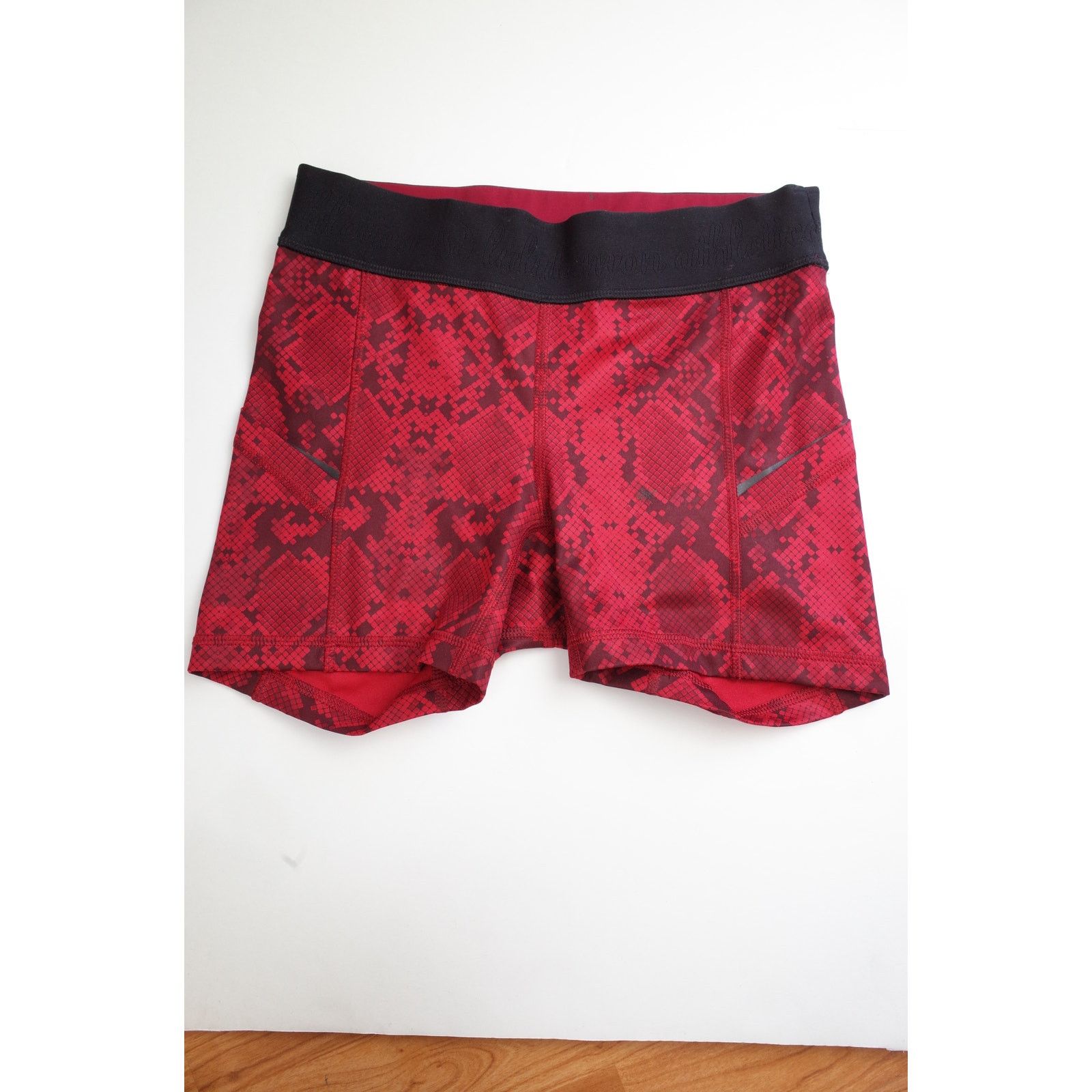 Lululemon Lululemon Red Snake Print Bike Running Shorts 4 Size 27" / US 4 / IT 40 - 1 Thumbnail
