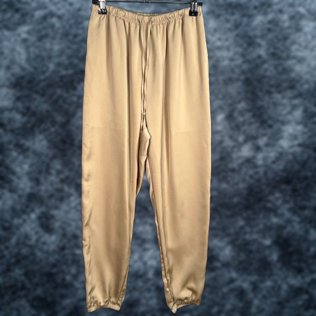 Uniqlo Uniqlo Womens Beige Elastic Waist Tapered Pajama Pants XS; Pajama Pants; Women; XS; Beige; Drawstring; Polyester; Solid; Regular; Brand: Uniqlo Size 26" / US 2 / IT 38 - 1 Thumbnail