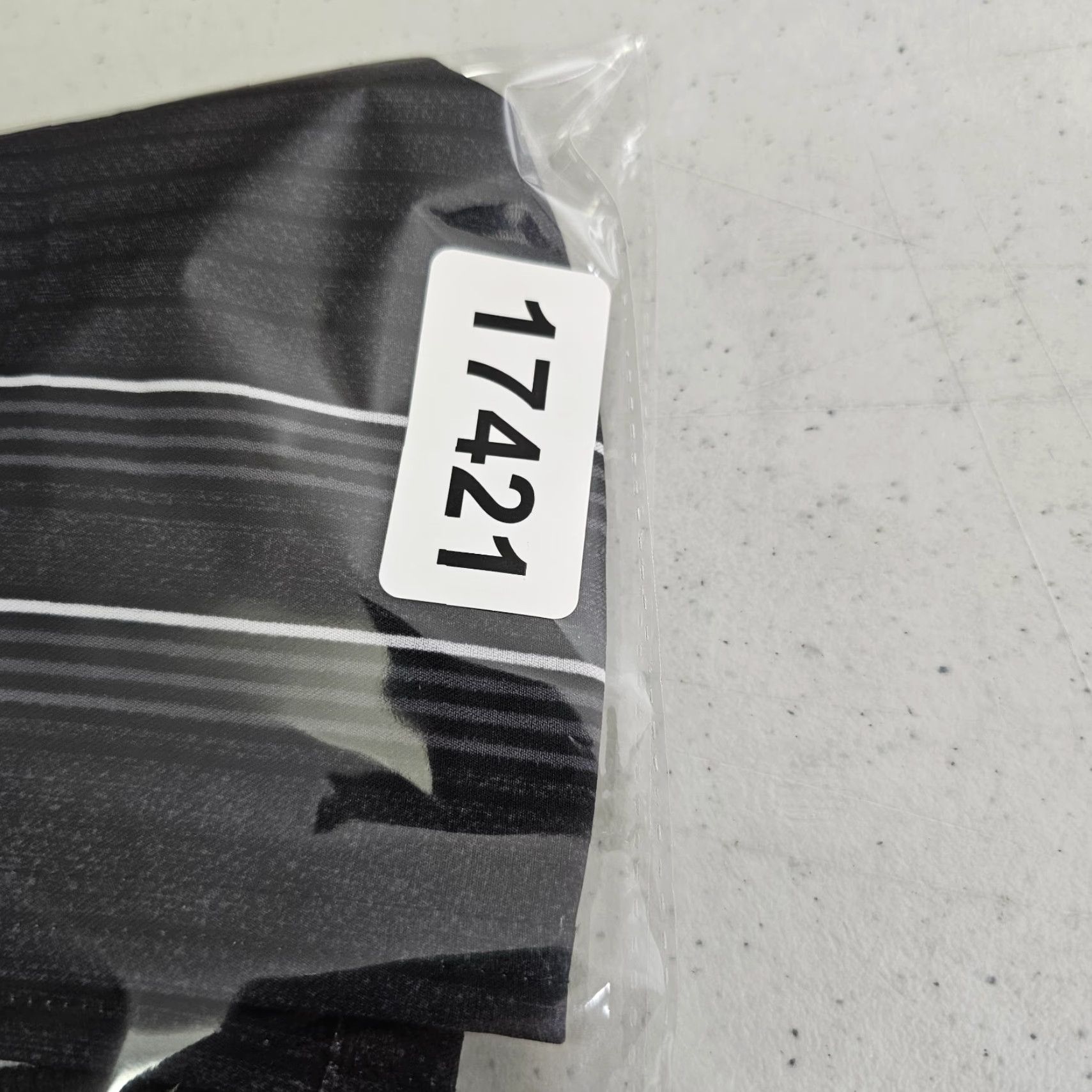O'Neill **Mens O'Neill Black Striped Swim Trunks 28** User: **O'Neill Mens Black Striped Swim Trunks Size 28** Size US 28 / EU 44 - 7 Thumbnail