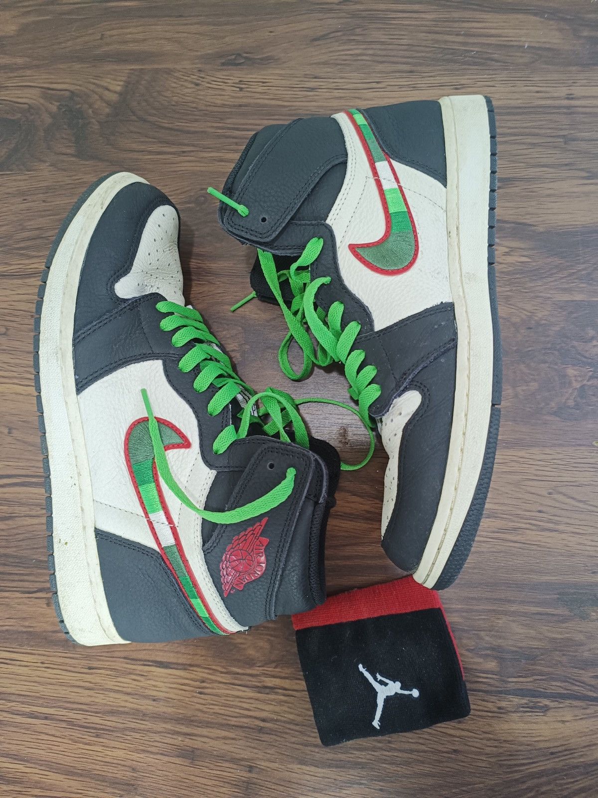 Nike ✅Freegift wristband, made 2018 Air Jordan 1 Retro High OG Size US 10.5 / EU 43-44 - 14 Thumbnail