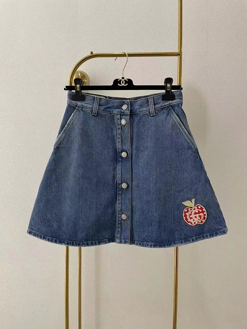 Gucci Gucci Little apple denim skirt Size 25" / US 0 / IT 36 - 1 Thumbnail
