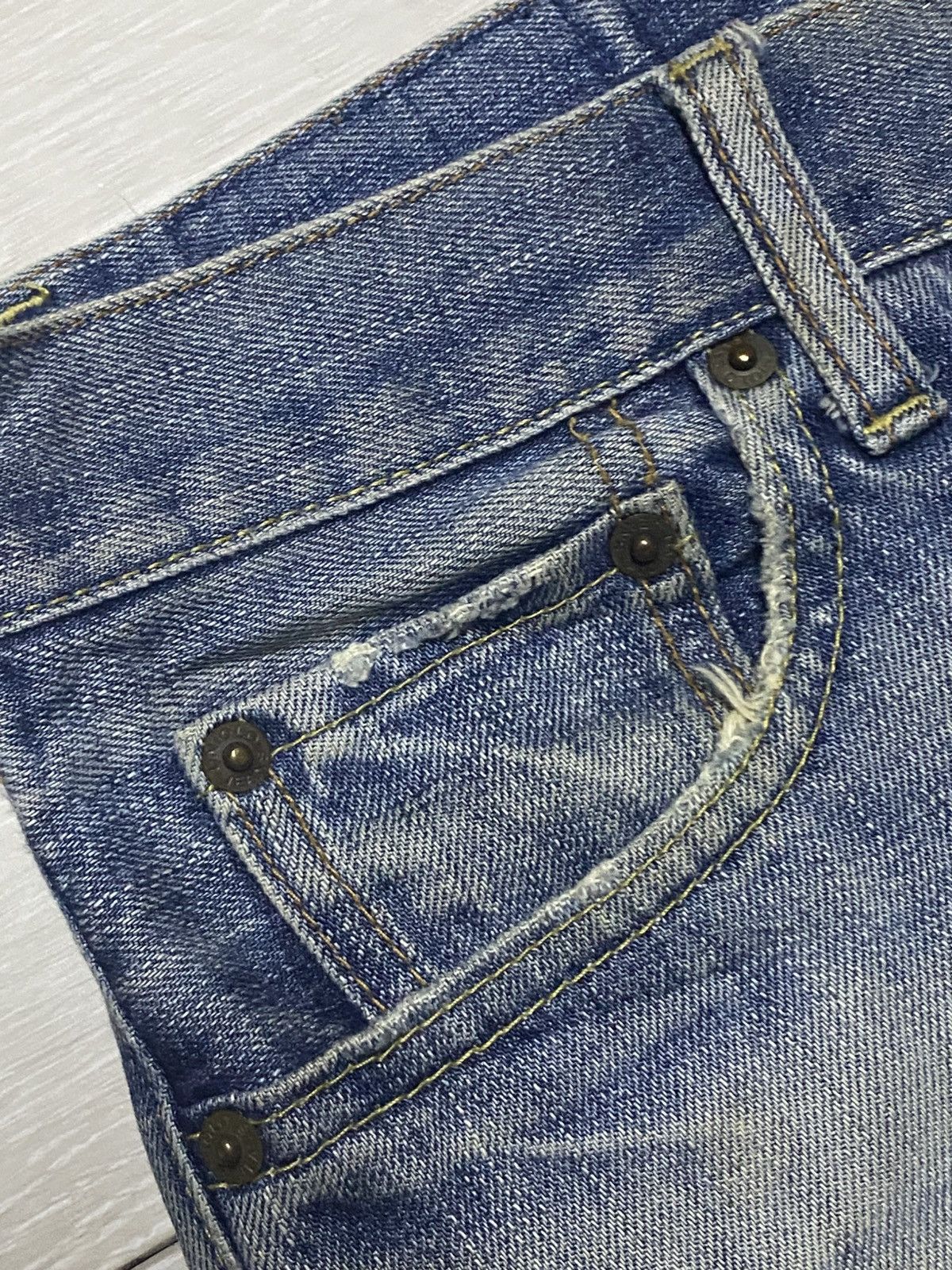Japanese Brand Vintage Japanese Uniqlo Faded Wash Distressed Loose Jeans Size US 32 / EU 48 - 9 Thumbnail