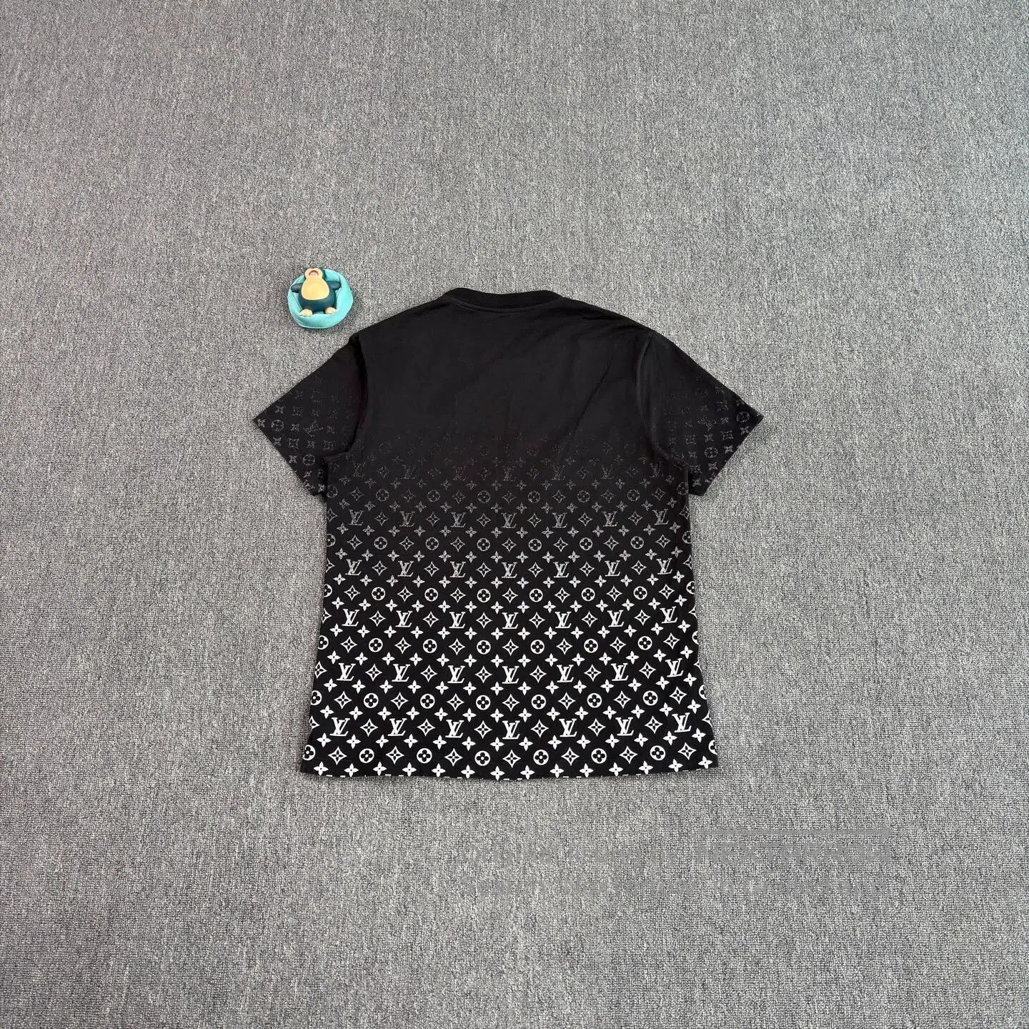 Louis Vuitton Black Gradient Logo Print Short Sleeve T-Shirt. Size US XL / EU 56 / 4 - 2 Thumbnail