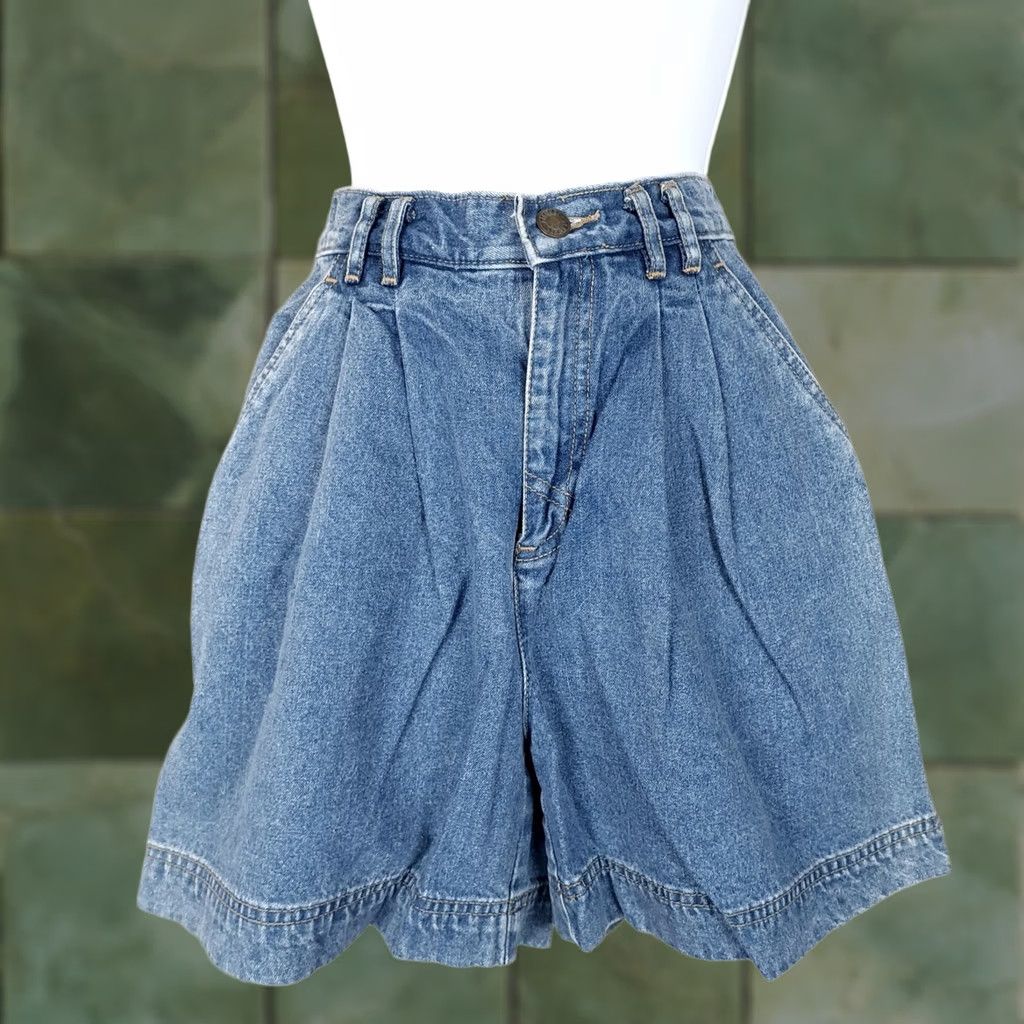 Vintage Vintage Lizwear Shorts Womens 4P Blue Denim High Rise Pleated Mom 90s Summer Casual Vintage Womens Lizwear 4P Blue Denim Shorts Size 27" / US 4 / IT 40 - 1 Thumbnail