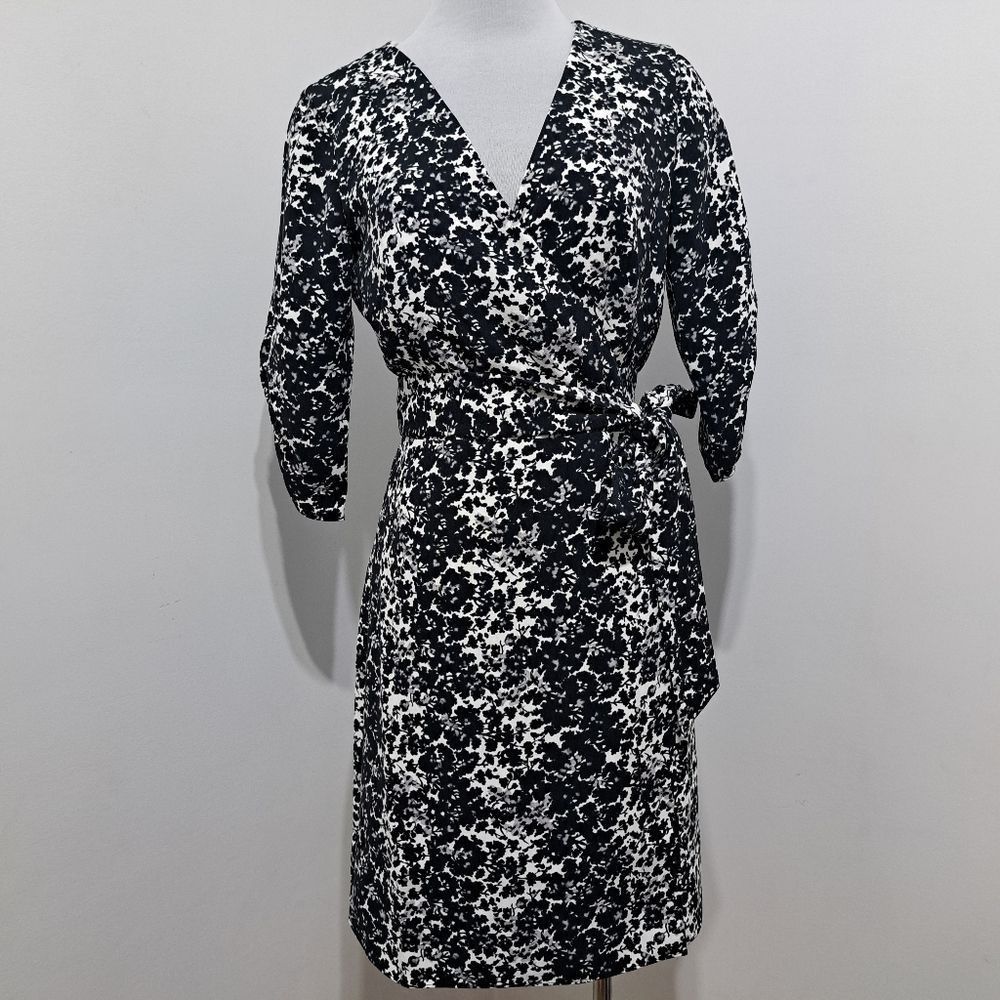 Club Monaco Club Monaco Casual Floral Wrap Dress Black/White Knee Length Size M / US 6-8 / IT 42-44 - 12 Thumbnail