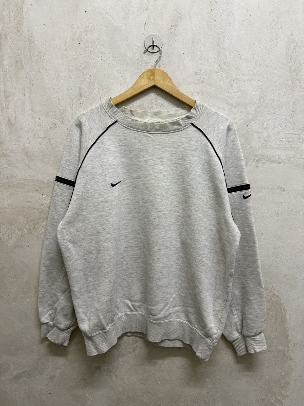 Nike 2000s Nike Small Swoosh Distressed Sweatshirt Size US L / EU 52-54 / 3 - 1 Thumbnail